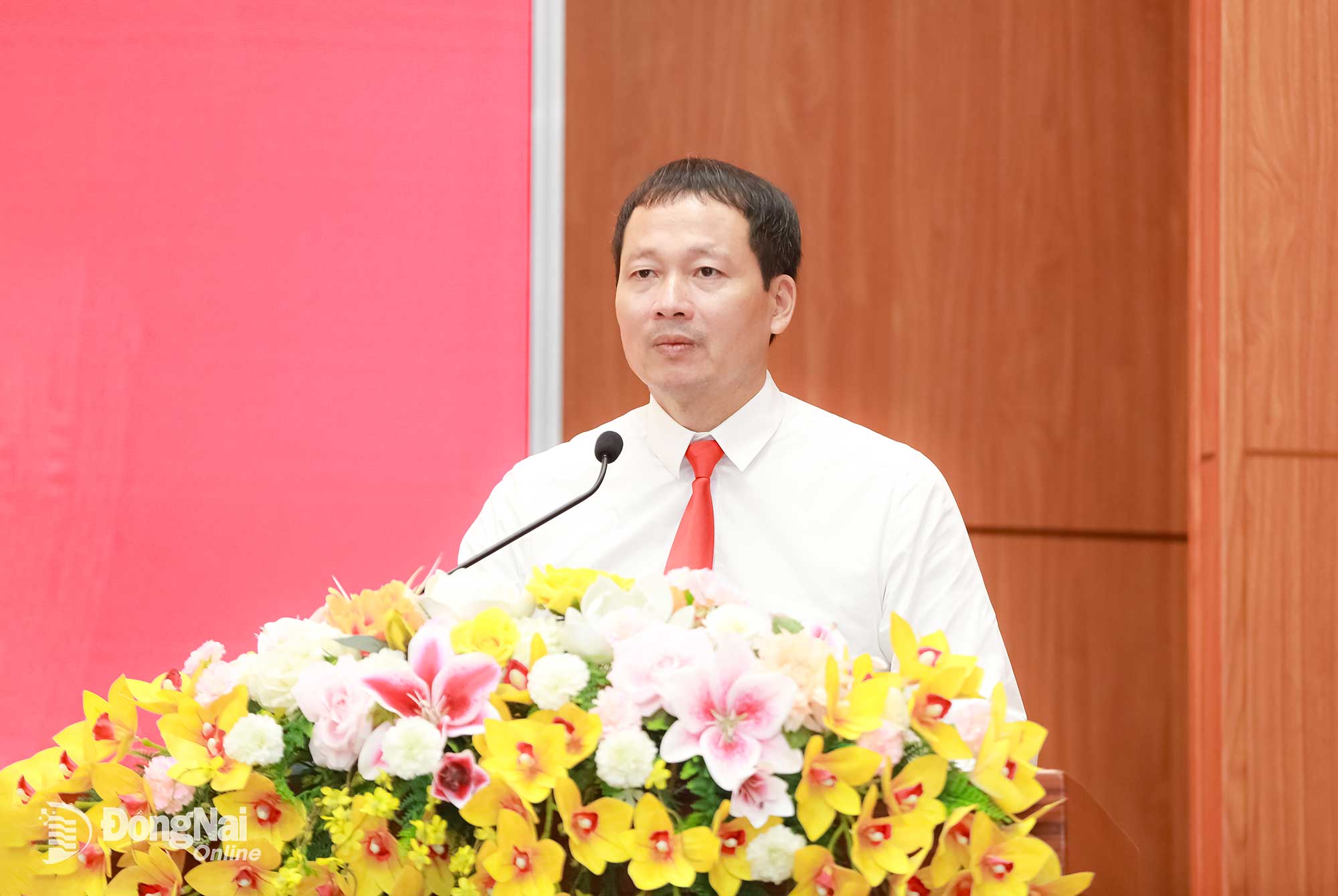 Đồng chí Vũ Hồng Văn, Bí thư Tỉnh ủy, Trưởng đoàn Đại biểu Quốc hội tỉnh Đồng Nai phát biểu chỉ đạo tại kỳ họp. Ảnh: Huy Anh