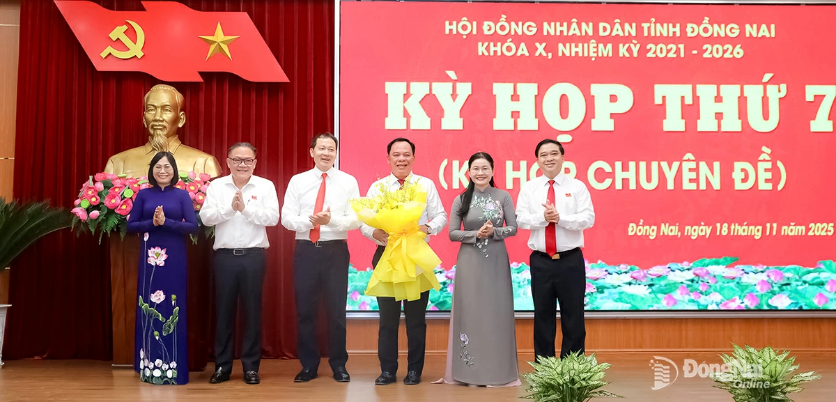 Các đồng chí: Vũ Hồng Văn, Bí thư Tỉnh ủy, Trưởng đoàn Đại biểu Quốc hội tỉnh; Tôn Ngọc Hạnh, Ủy viên dự khuyết Trung ương Đảng, Phó Bí thư Thường trực Tỉnh ủy, Chủ tịch HĐND tỉnh và các đồng chí Tỉnh ủy viên, Phó Chủ tịch UBND tỉnh tặng hoa cho đồng chí Võ Tấn Đức. Ảnh: Huy Anh