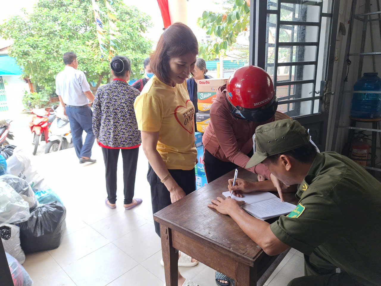 Ban điều hành các khu phố tiếp nhận đóng góp ủng hộ của người dân