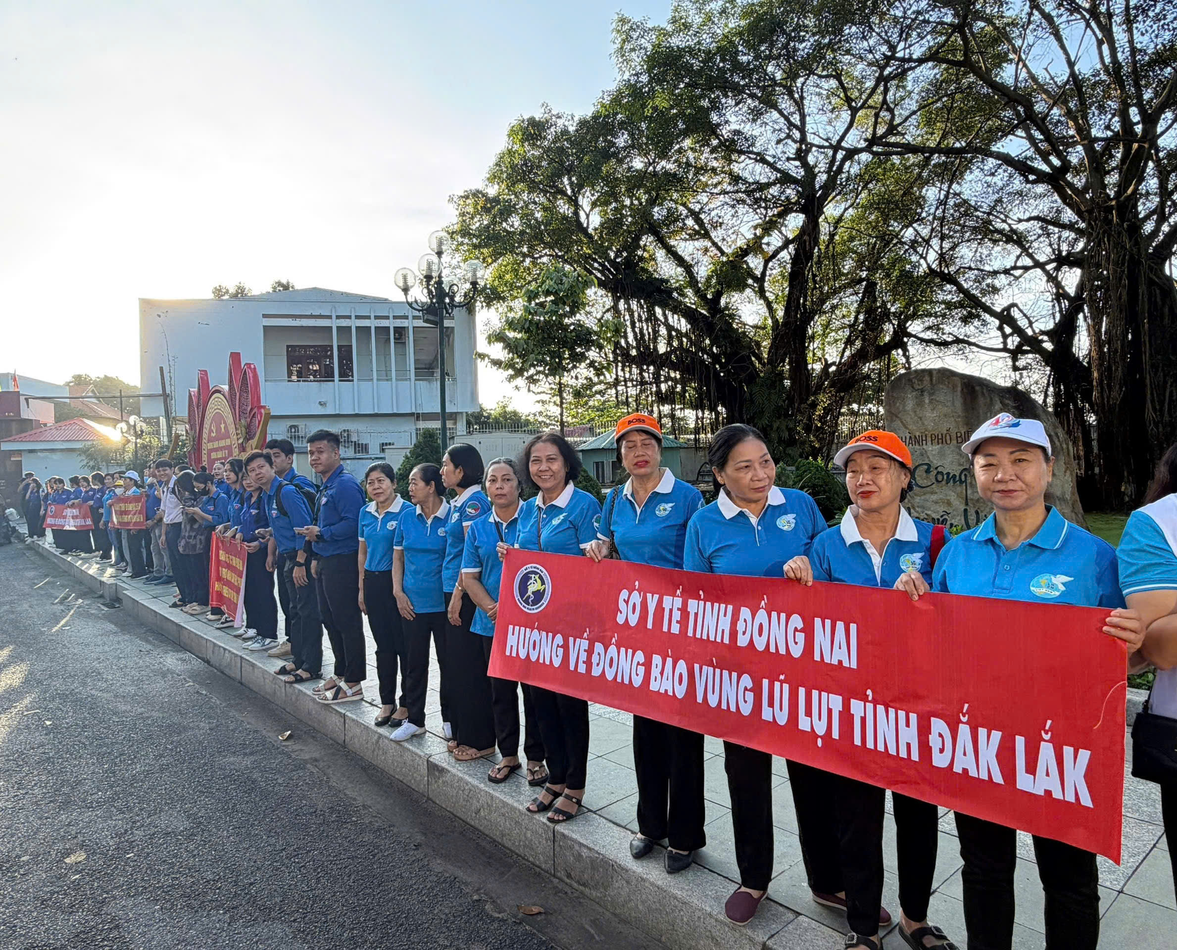 Nhân dân phường Trấn Biên tiễn đoàn công tác
