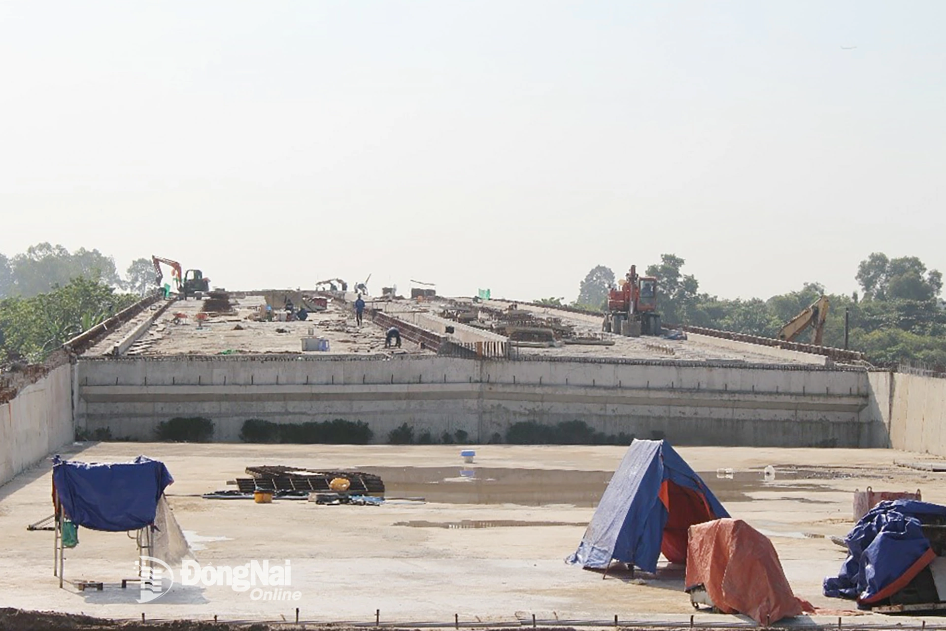 Cầu Thống Nhất trên đường trục trung tâm phường Trấn Biên đang được tập trung thi công. Ảnh: Khắc Thiết 