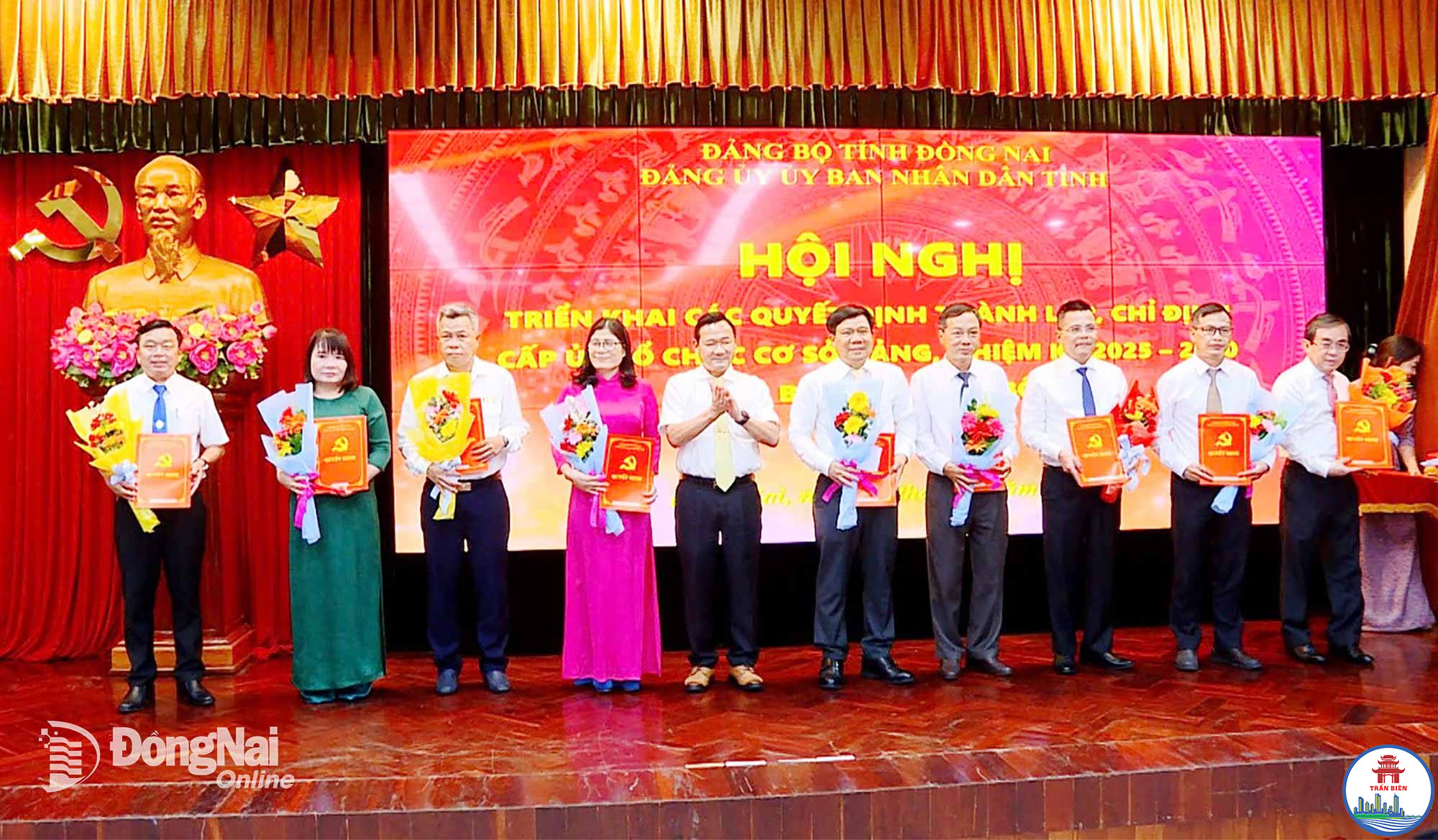 Đảng ủy UBND tỉnh trao quyết định thành lập các tổ chức cơ sở Đảng thuộc Đảng bộ UBND tỉnh Đồng Nai.