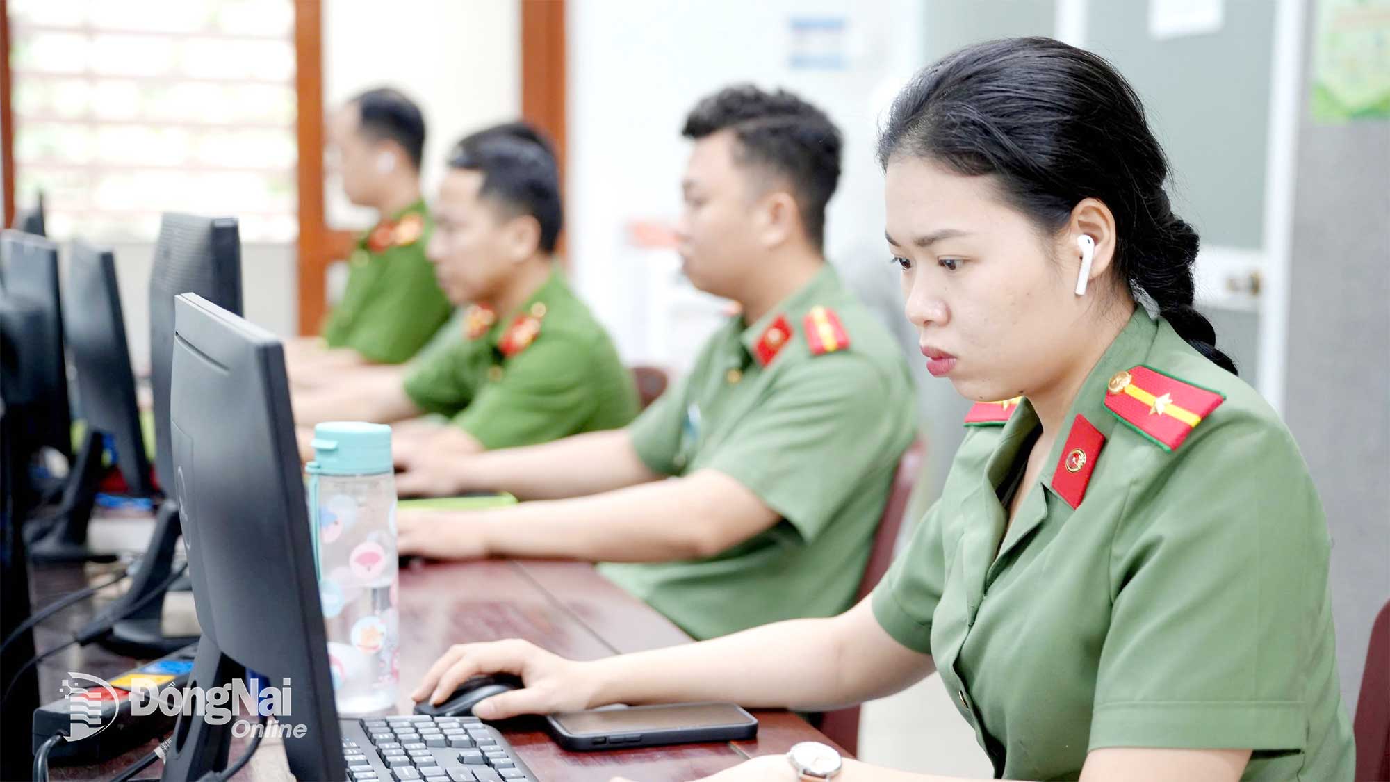 Các cán bộ, chiến sĩ Phòng Hồ sơ nghiệp vụ Công an tỉnh tập trung số hóa hồ sơ. Ảnh: H.T
