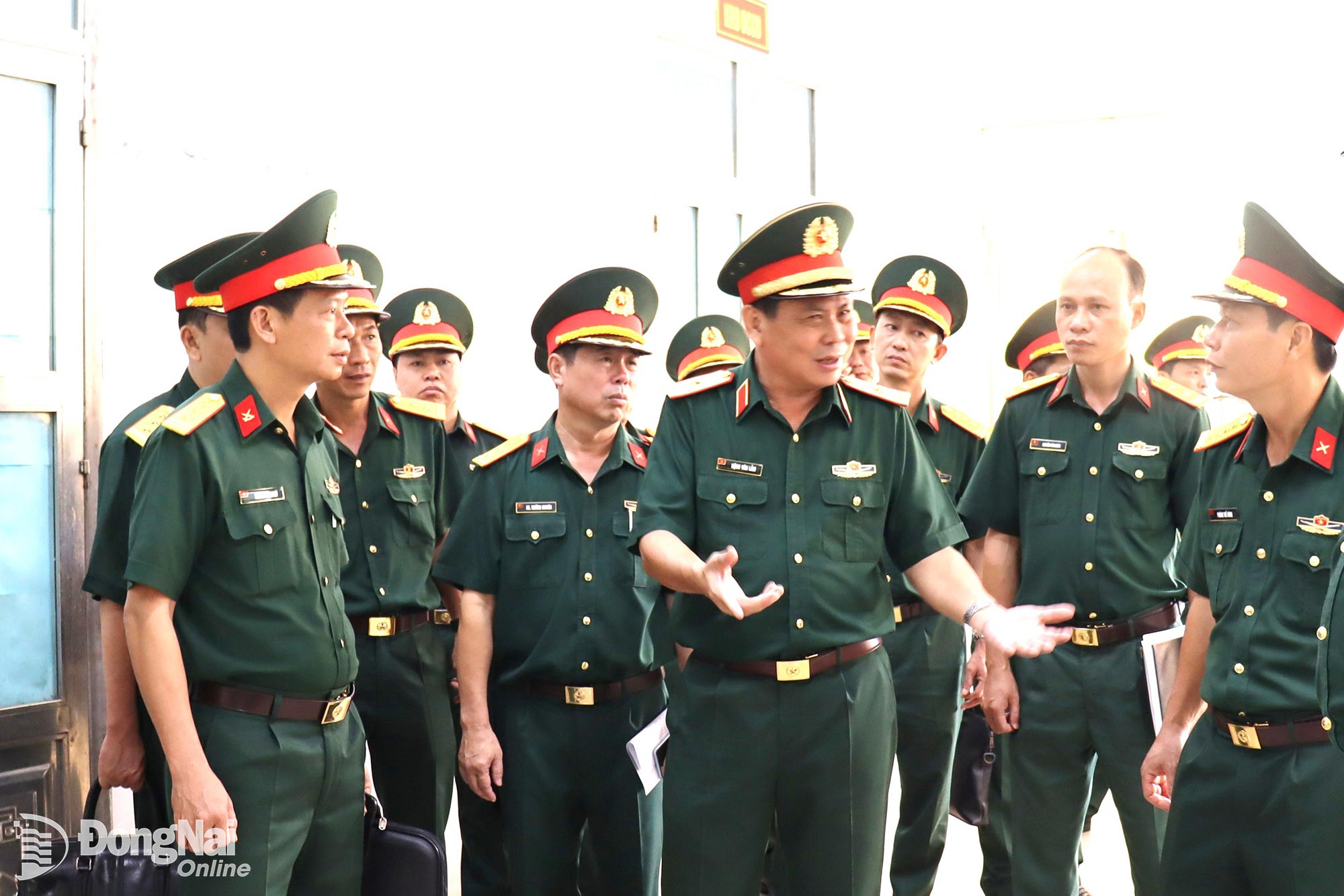 Thiếu tướng Đặng Văn Lẫm (giữa), Phó Tư lệnh Quân khu 7 và đại diện các cơ quan Quân khu 7 kiểm tra công tác chuẩn bị tiếp nhận chiến sĩ mới năm 2025 tại Sư đoàn 309 đóng tại Đồng Nai. Ảnh: Nguyệt Hà