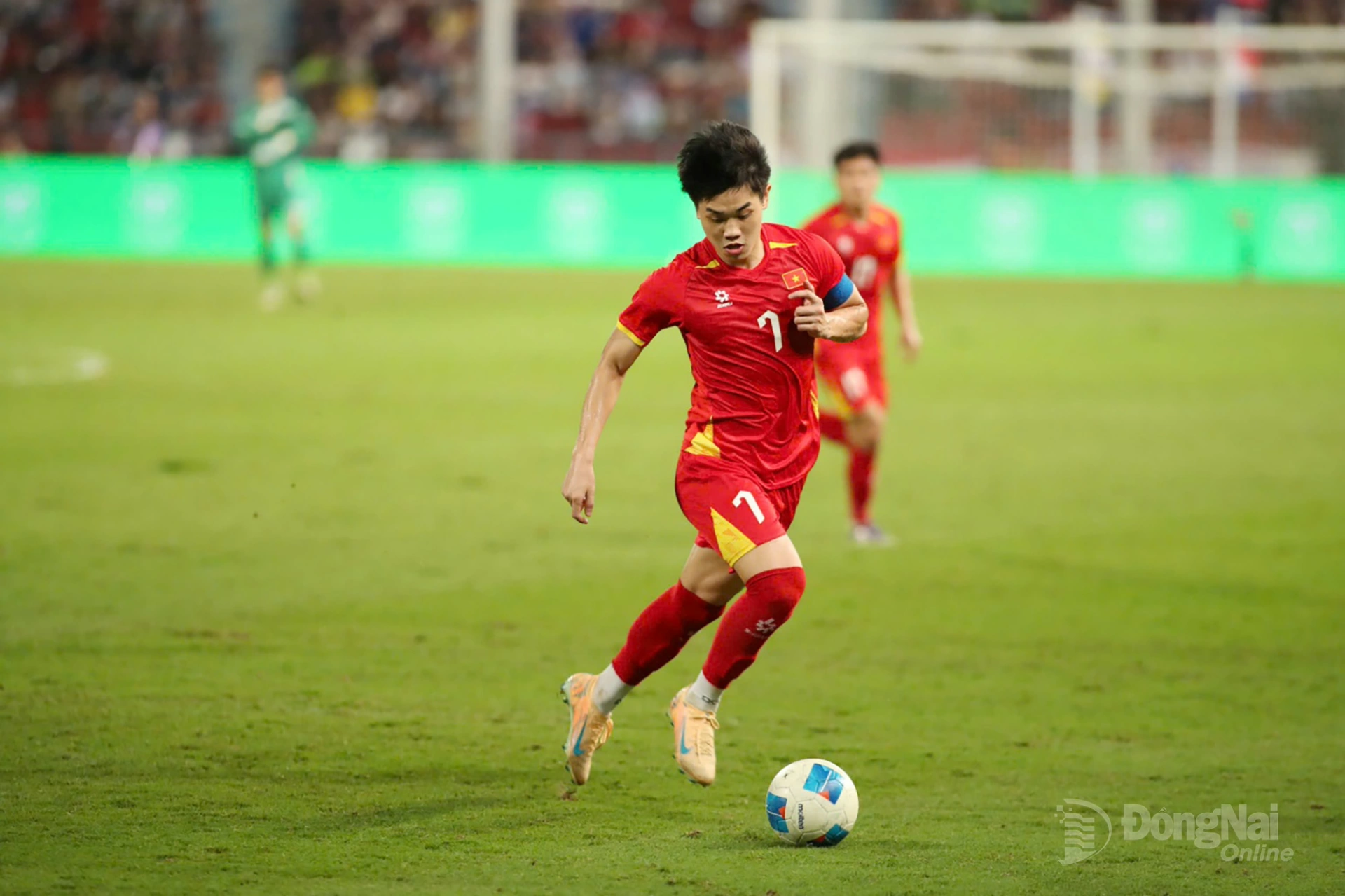 Đình Bắc sút thành công quả penalty, mang lại hy vọng cho Việt Nam