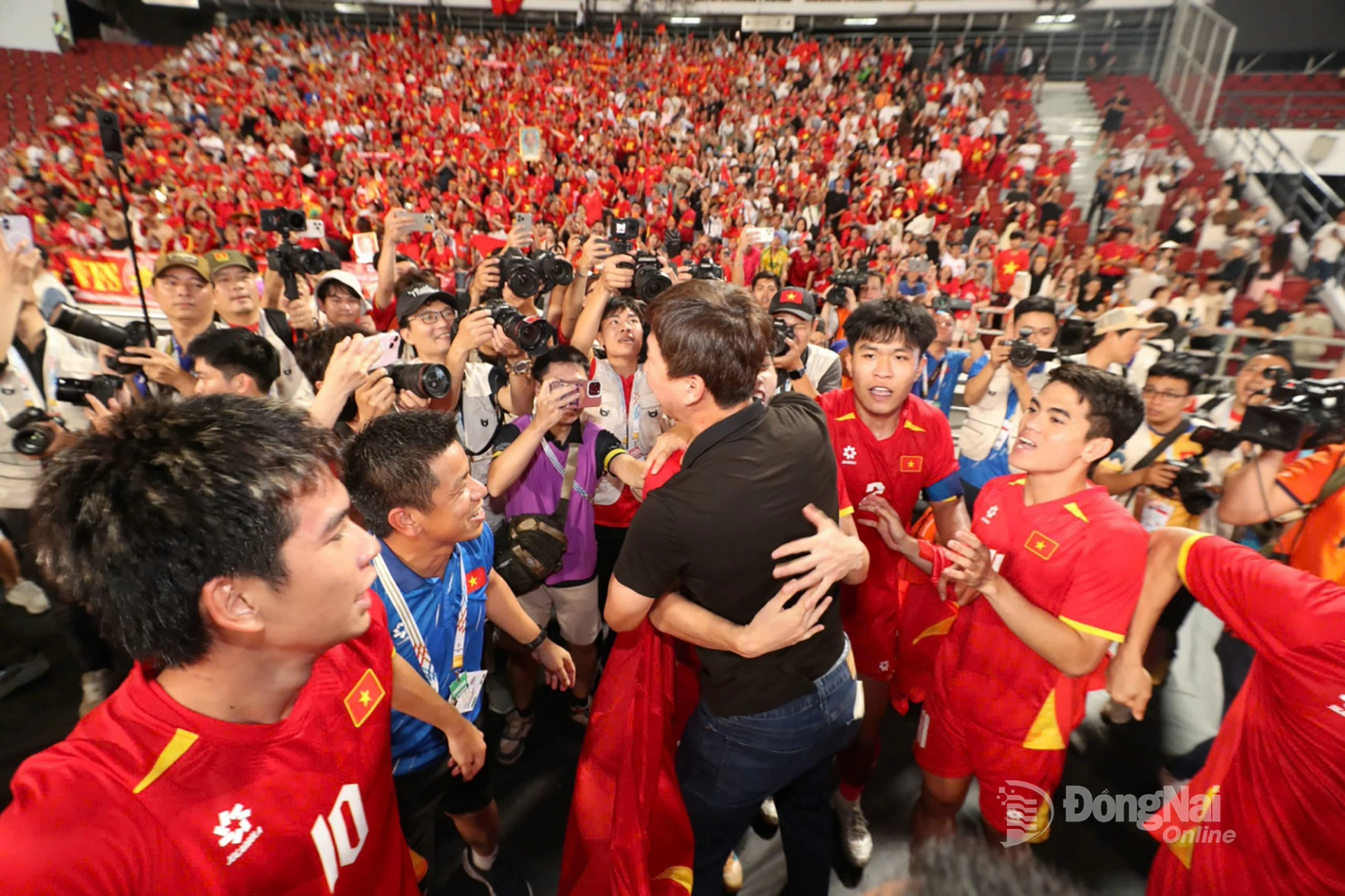 HLV Kim Sang-sik trong vòng tay các cầu thủ và người hâm mộ