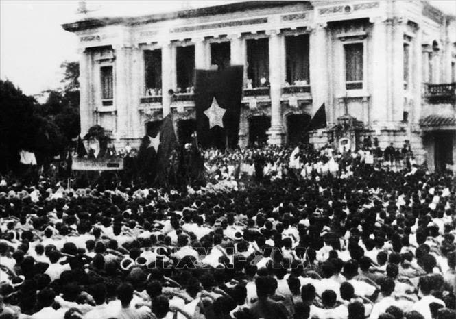 Mít tinh hưởng ứng cuộc Tổng khởi nghĩa giành chính quyền sáng 19-8-1945. Ảnh: Tư liệu TTXVN