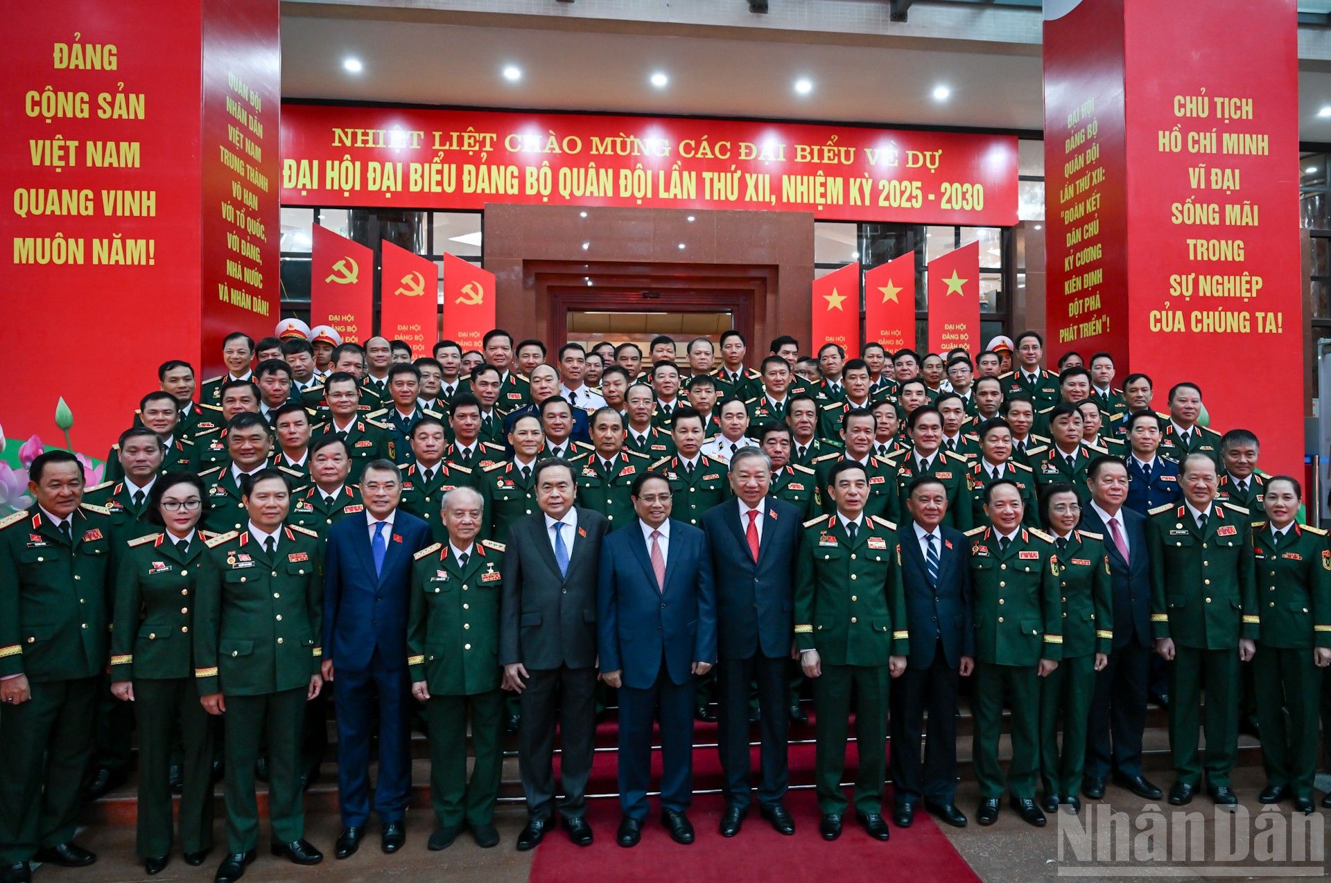 Tổng Bí thư Tô Lâm, Thủ tướng Phạm Minh Chính, Chủ tịch Quốc hội Trần Thanh Mẫn, Thường trực Ban Bí thư Trần Cẩm Tú cùng các đồng chí lãnh đạo Đảng, Nhà nước với các đại biểu dự Đại hội Đảng bộ Quân đội lần thứ XII