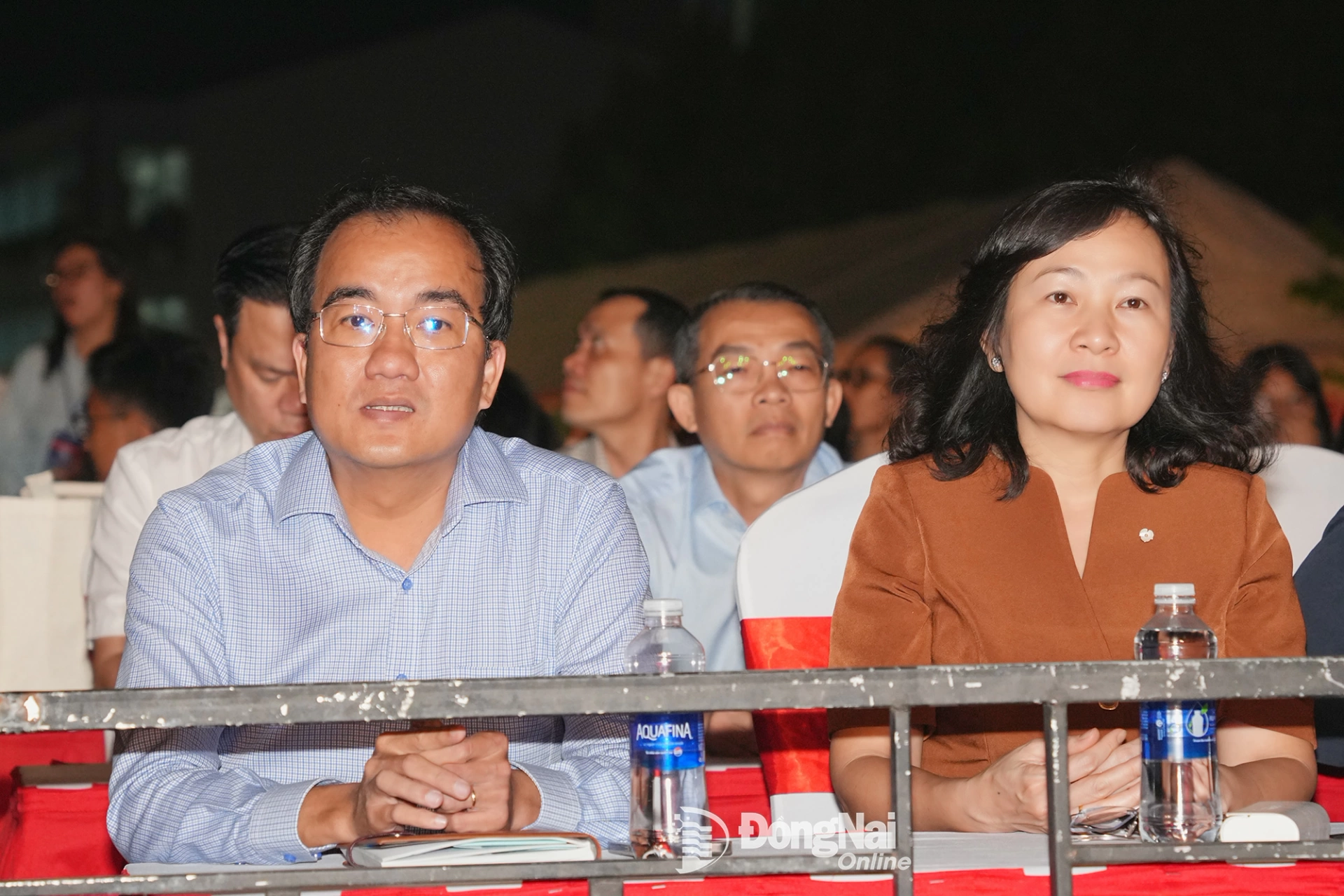 Phó Bí thư Tỉnh ủy, Chủ tịch Ủy ban MTTQ Việt Nam tỉnh Huỳnh Thị Hằng dự, xem biểu diễn flyboard tại phường Trấn Biên. Ảnh: Minh Tài