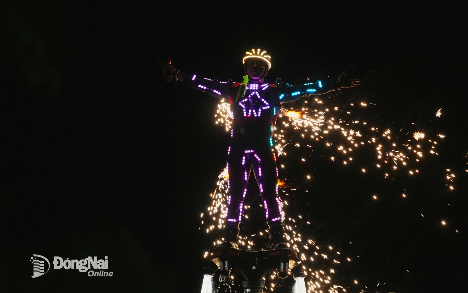 Các vận động viên flyboard chuyên nghiệp thực hiện những 'vũ điệu trên không'. Ảnh: Minh Tài