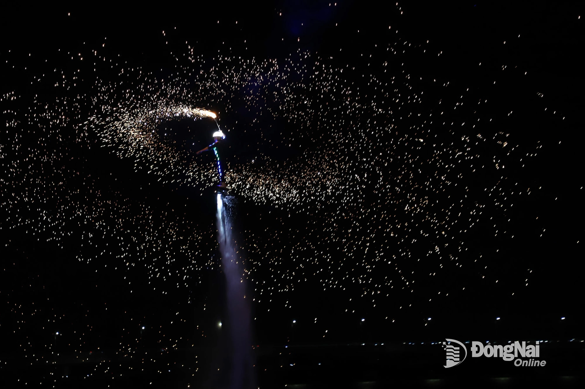 Một màn biểu diễn trên sông Đồng Nai. Ảnh: My Ny