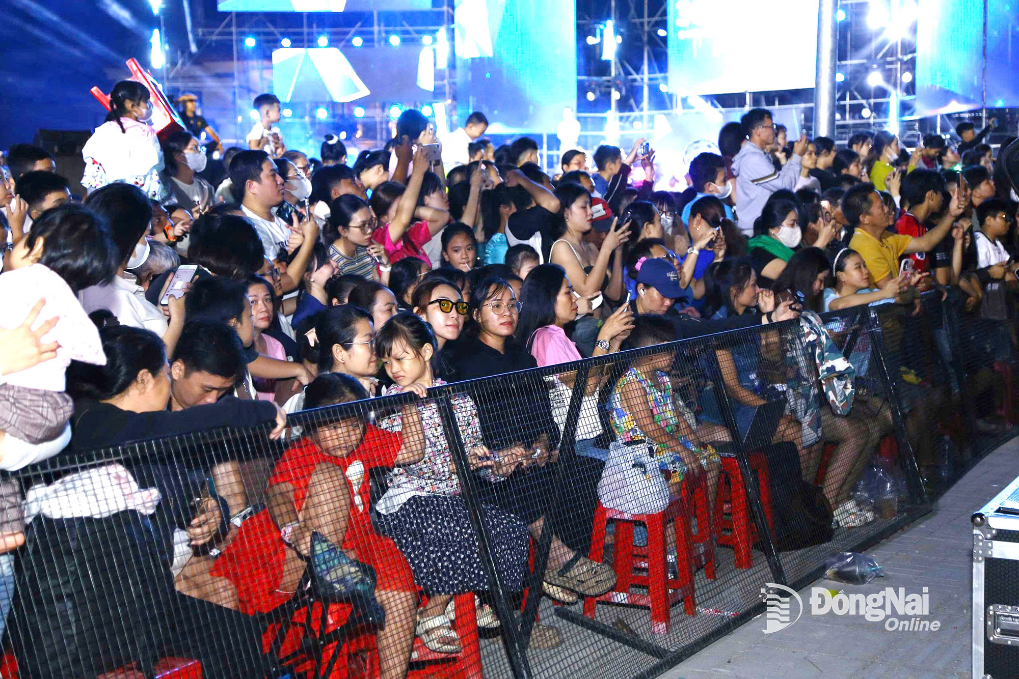 Đông đảo khán giả xem biểu diễn flyboard tại phường Trấn Biên. Ảnh: My Ny