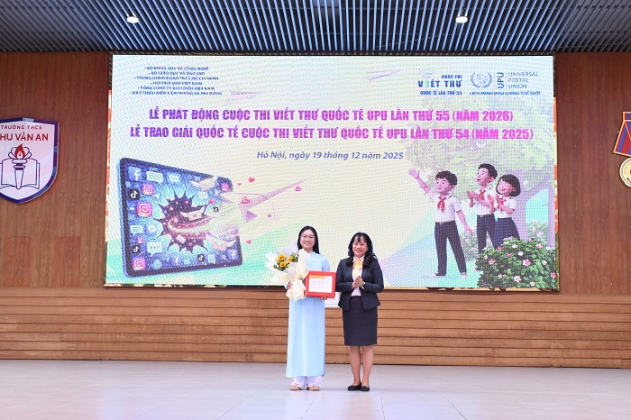 Ban Tổ chức trao giải Nhì Viết thư quốc tế UPU lần thứ 54 cho bạn Phạm Đoàn Minh Khuê.