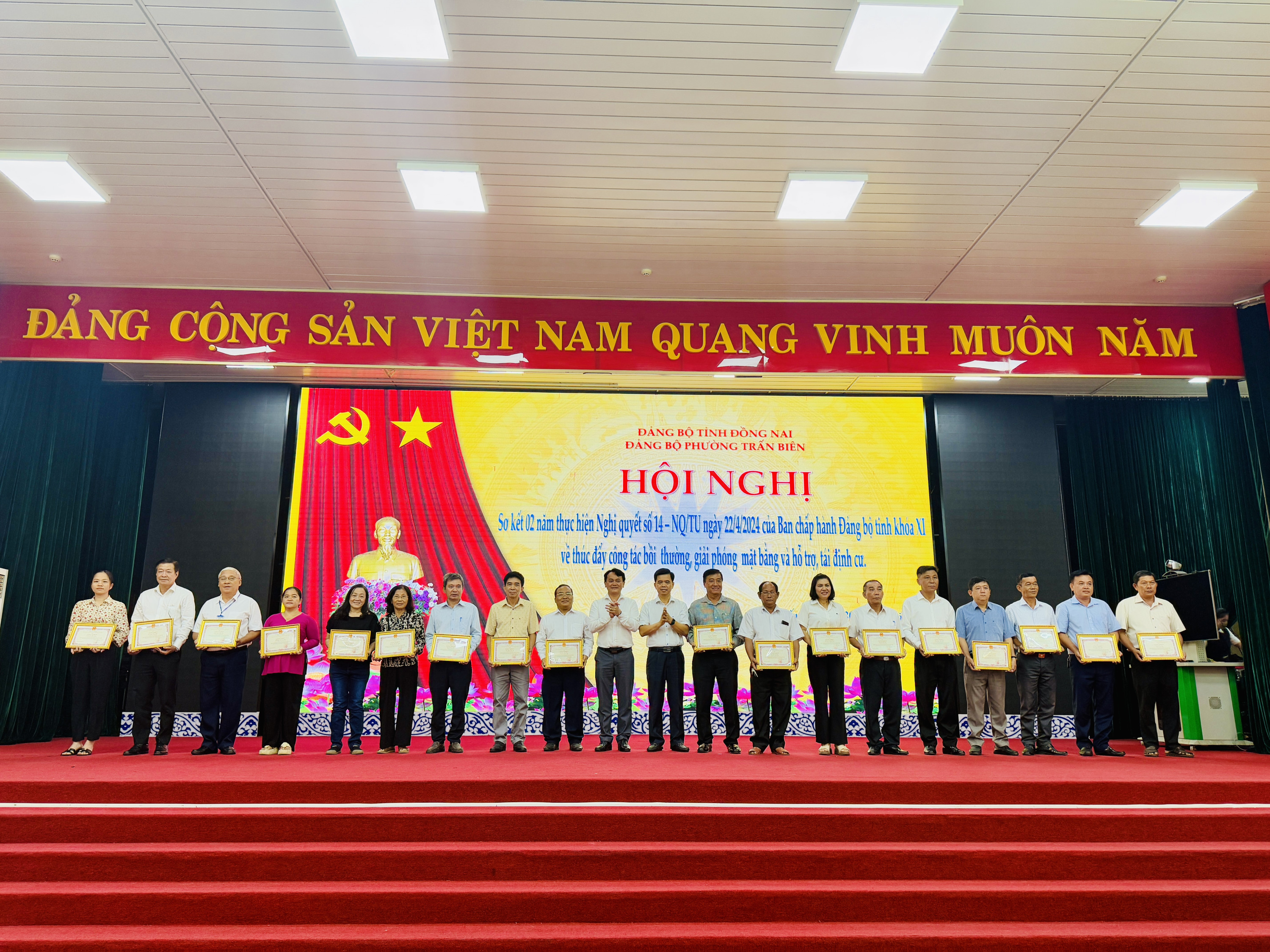 Các cá nhân và tập thể phường Trấn Biên được khen thưởng tại hội nghị. Ảnh: Thùy Anh