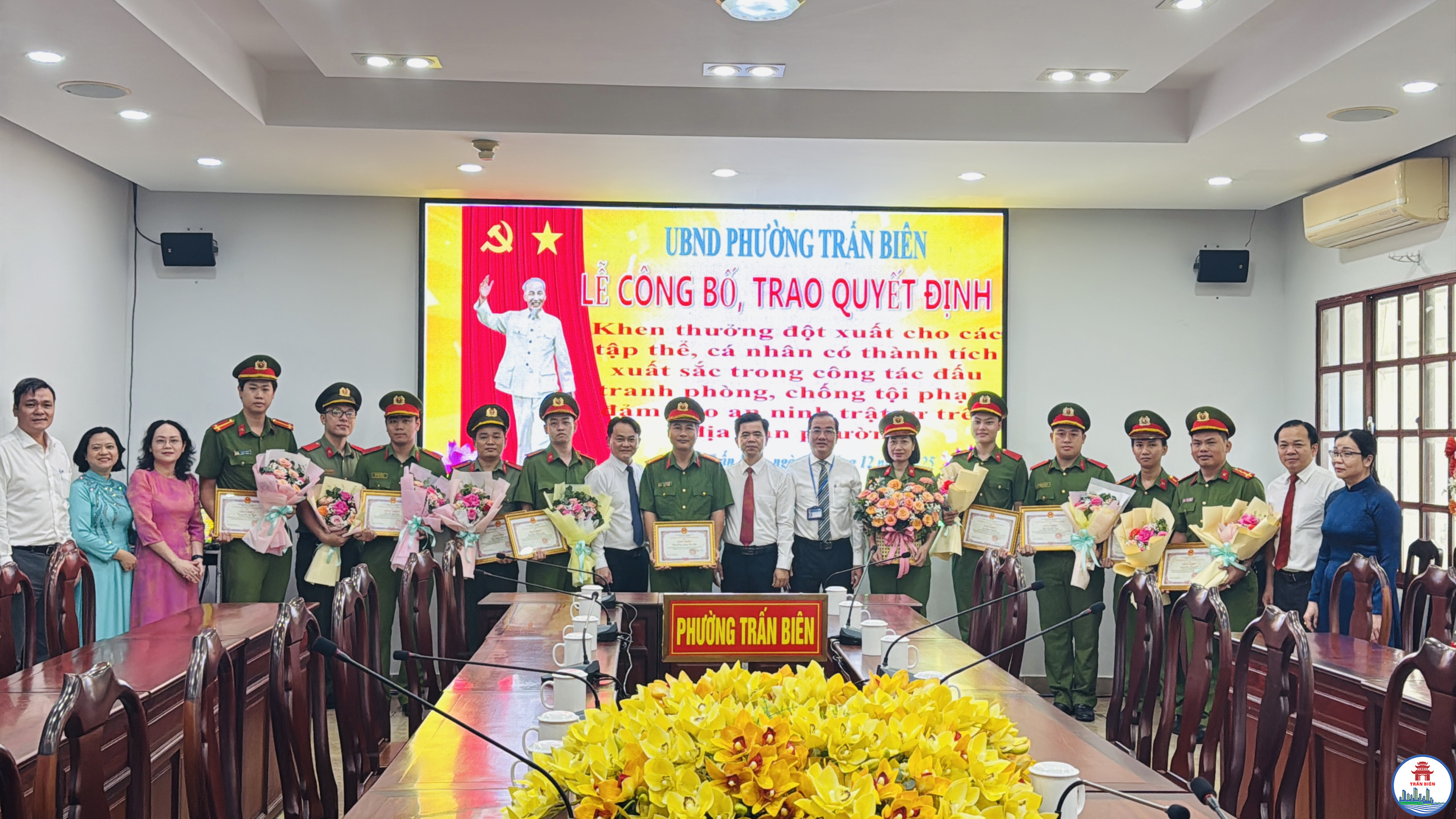 Lãnh đạo UBND phường Trấn Biên trao giấy khen cho tập thể và cá nhân Công an phường. Ảnh: Thùy Anh.