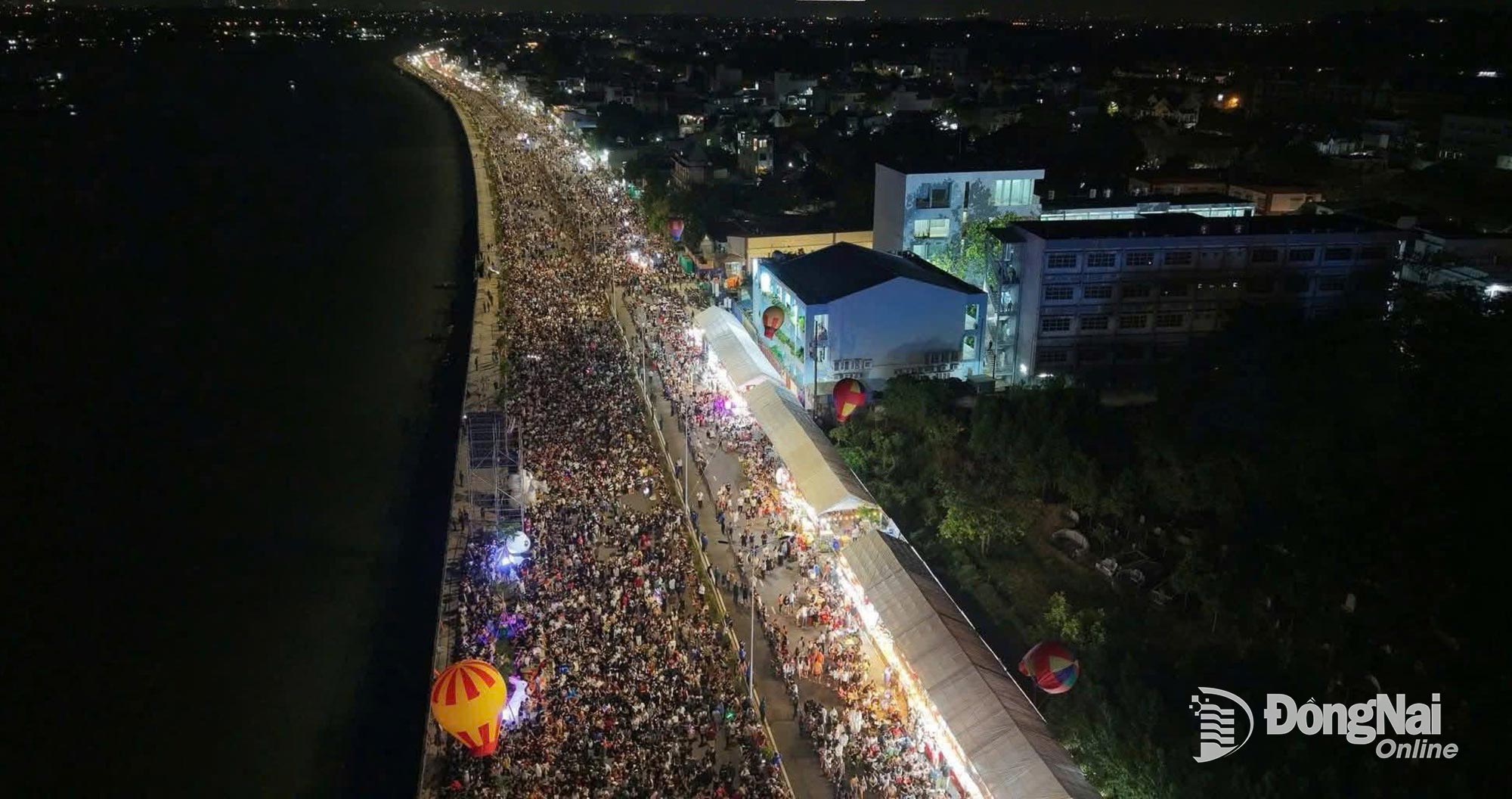 Tuyến đường ven sông Đồng Nai hướng về cầu Hóa An thuộc phường Trấn Biên chật kín người dân và du khách tham gia chương trình. Ảnh: CTV