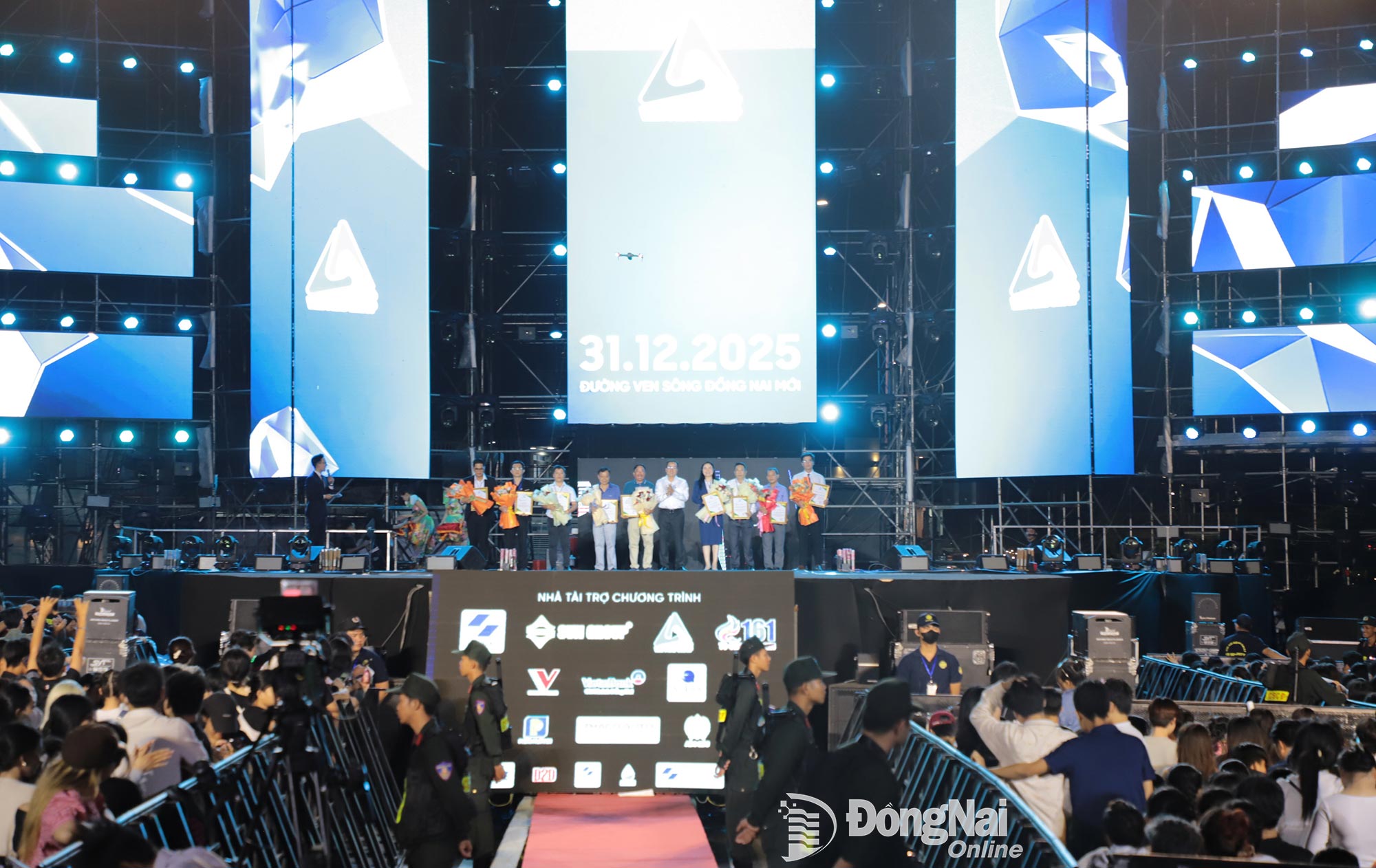 Ban tổ chức tri ân các đơn vị đồng hành cùng chương trình nghệ thuật đặc biệt và bắn pháo hoa phường Trấn Biên. Ảnh: My Ny