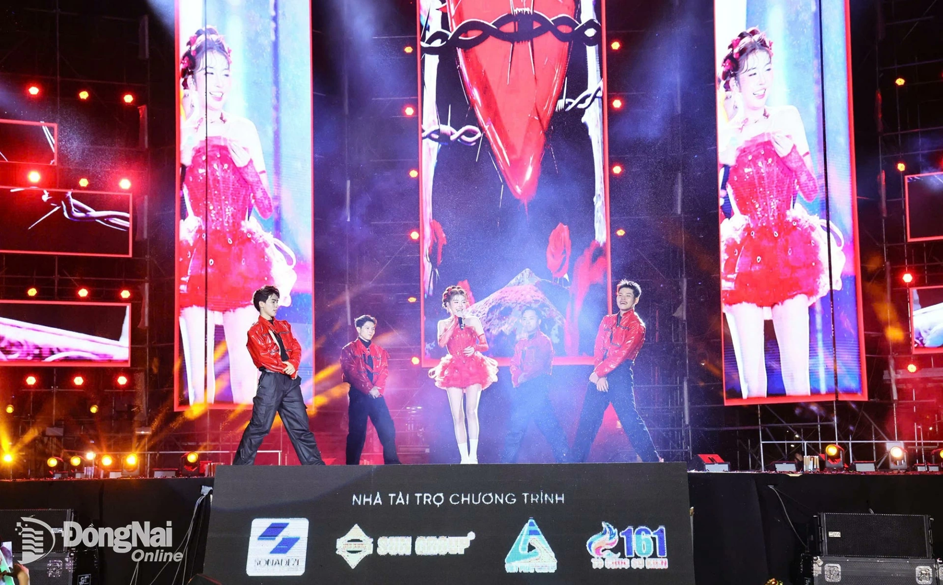 Một tiết mục nghệ thuật chào đón Tết Dương lịch 2026. Ảnh: Công Nghĩa