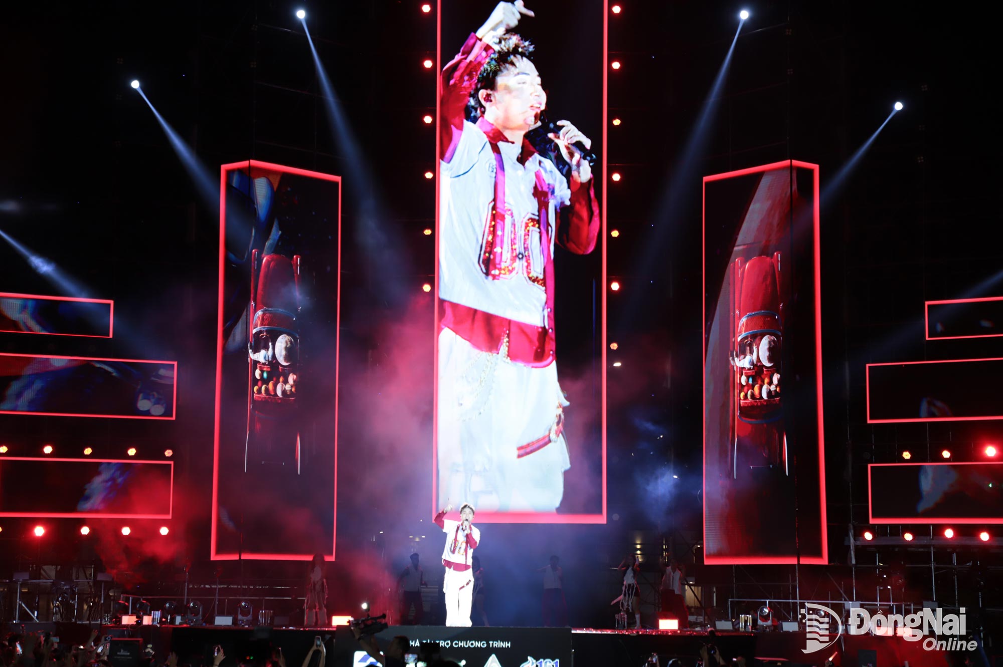 Nghệ sĩ HuyR biểu diễn tại chương trình. Ảnh: My Ny