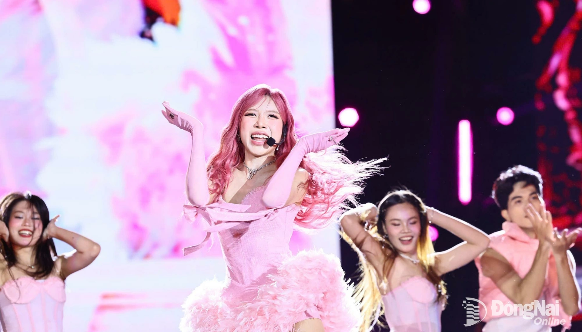 Ca sĩ Trang Pháp biểu diễn tại chương trình. Ảnh: Công Nghĩa