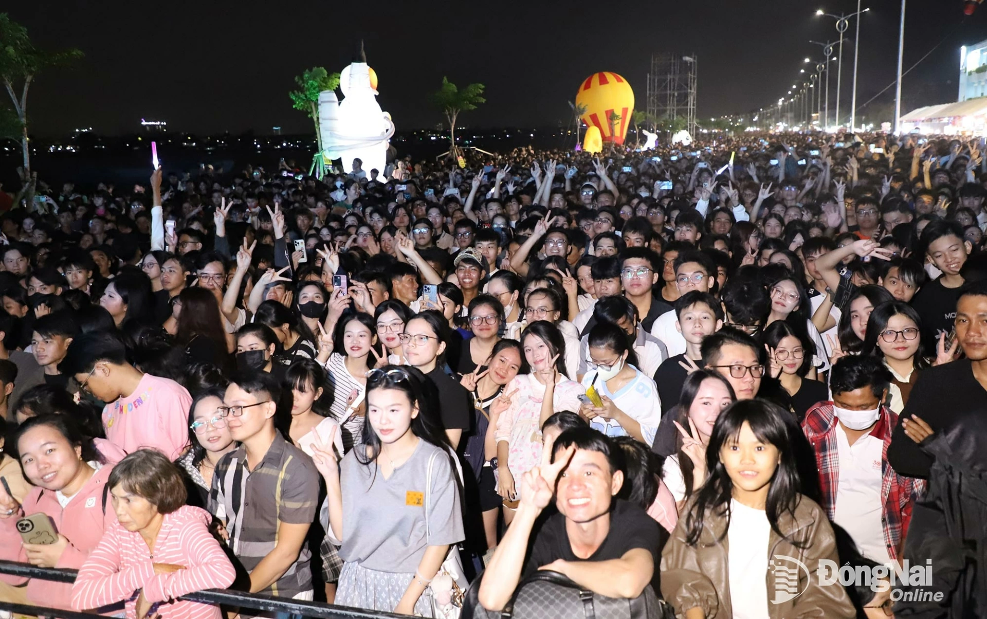 Hàng ngàn người dân theo dõi chương trình Countdown phường Trấn Biên. Ảnh: Công Nghĩa