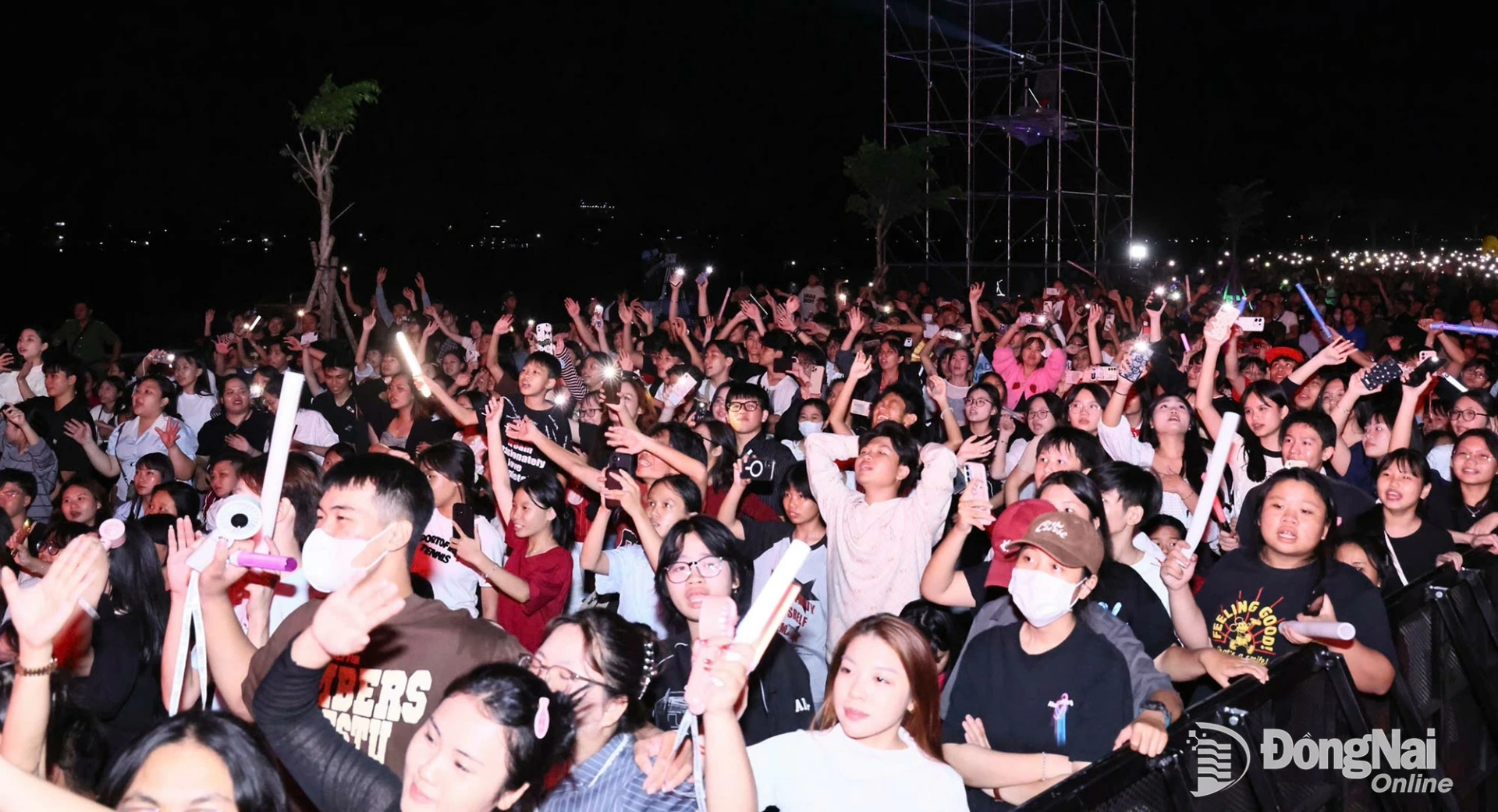 Hàng ngàn người dân hưởng ứng chương trình nghệ thuật chào đón năm mới phường Trấn Biên. Ảnh: Công Nghĩa