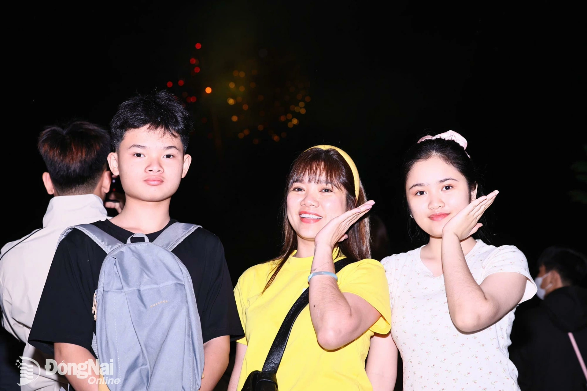 Người dân háo hức tạo dáng vào thời khắc bắn pháo hoa chuyển giao sang năm mới 2026. Ảnh: Công Nghĩa