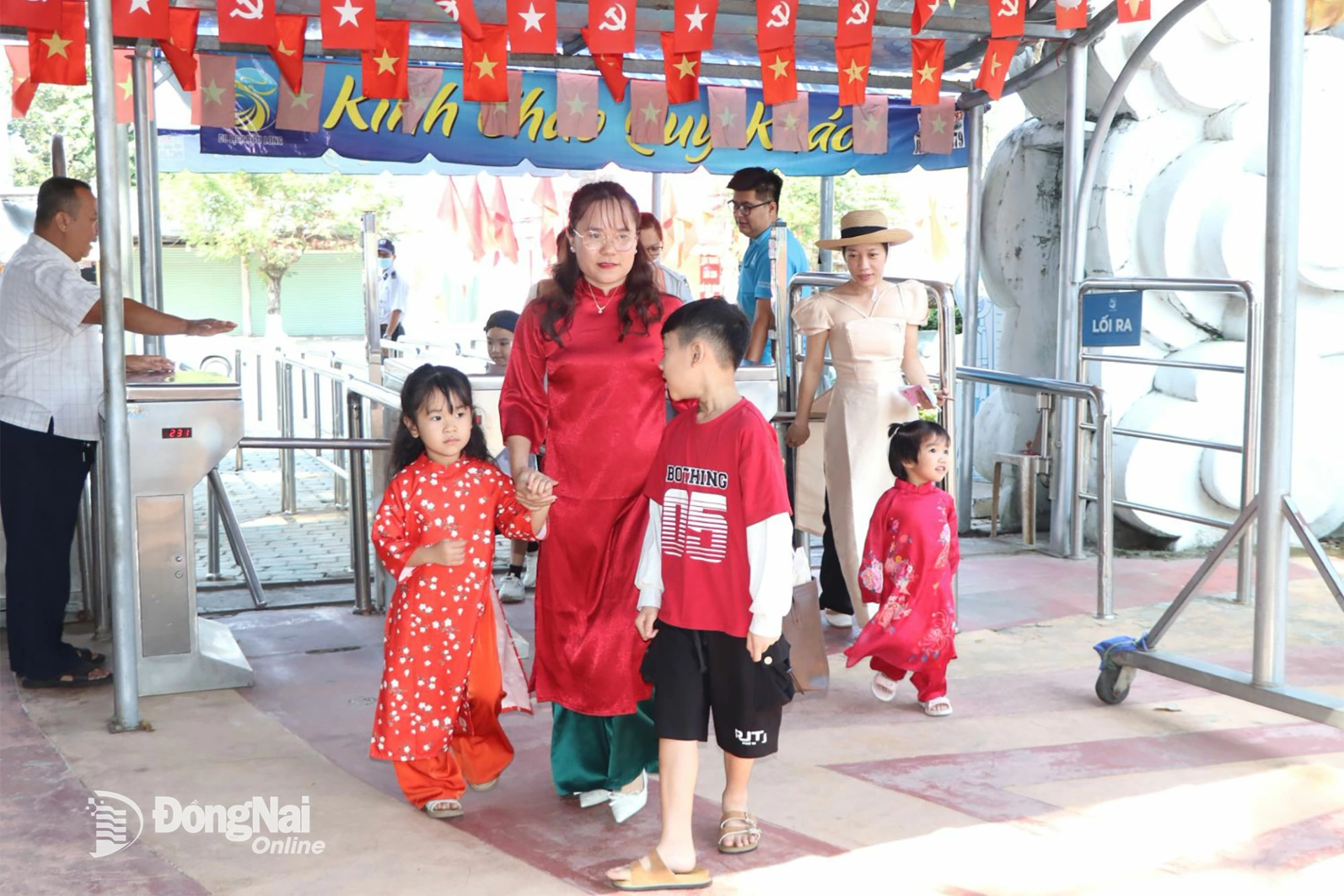 Nhiều gia đình đến Khu du lịch Bửu Long chào đón năm mới với trang phục ấn tượng. Ảnh: Ngọc Liên