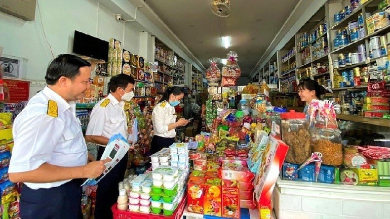 Công chức thuế tuyên truyền hỗ trợ hộ kinh doanh về chủ trương chuyển đổi mô hình hoạt động. (Ảnh: ND)