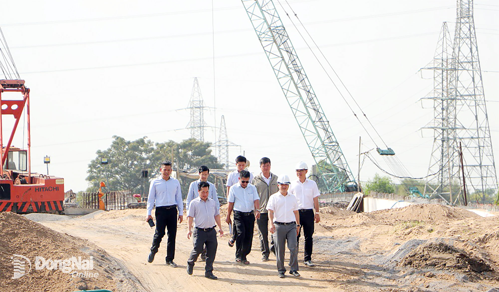 Tỉnh ủy viên, Phó Chủ tịch UBND tỉnh Đồng Nai Hồ Văn Hà kiểm tra thực tế tiến độ thi công Dự án Đường trục trung tâm thành phố Biên Hòa sáng 7-1. Ảnh: Phạm Tùng