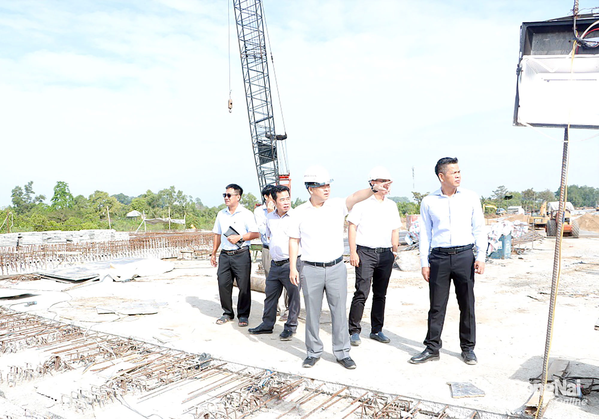 Tỉnh ủy viên, Phó Chủ tịch UBND tỉnh Đồng Nai Hồ Văn Hà kiểm tra tiến độ thi công cầu Vàm Ông Án trên tuyến đường trục trung tâm thành phố Biên Hòa. Ảnh: Phạm Tùng