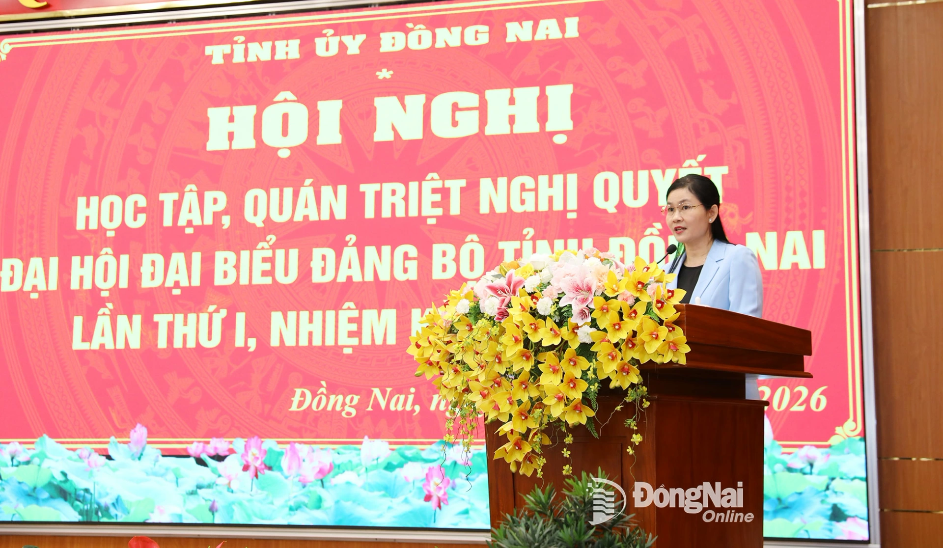 Đồng chí Tôn Ngọc Hạnh, Ủy viên dự khuyết Trung ương Đảng, Phó Bí thư Thường trực Tỉnh ủy, Chủ tịch HĐND tỉnh Đồng Nai thông báo nhanh kết quả Hội nghị lần thứ 15 Ban Chấp hành Trung ương Đảng khóa XIII tại hội nghị. Ảnh: Huy Anh