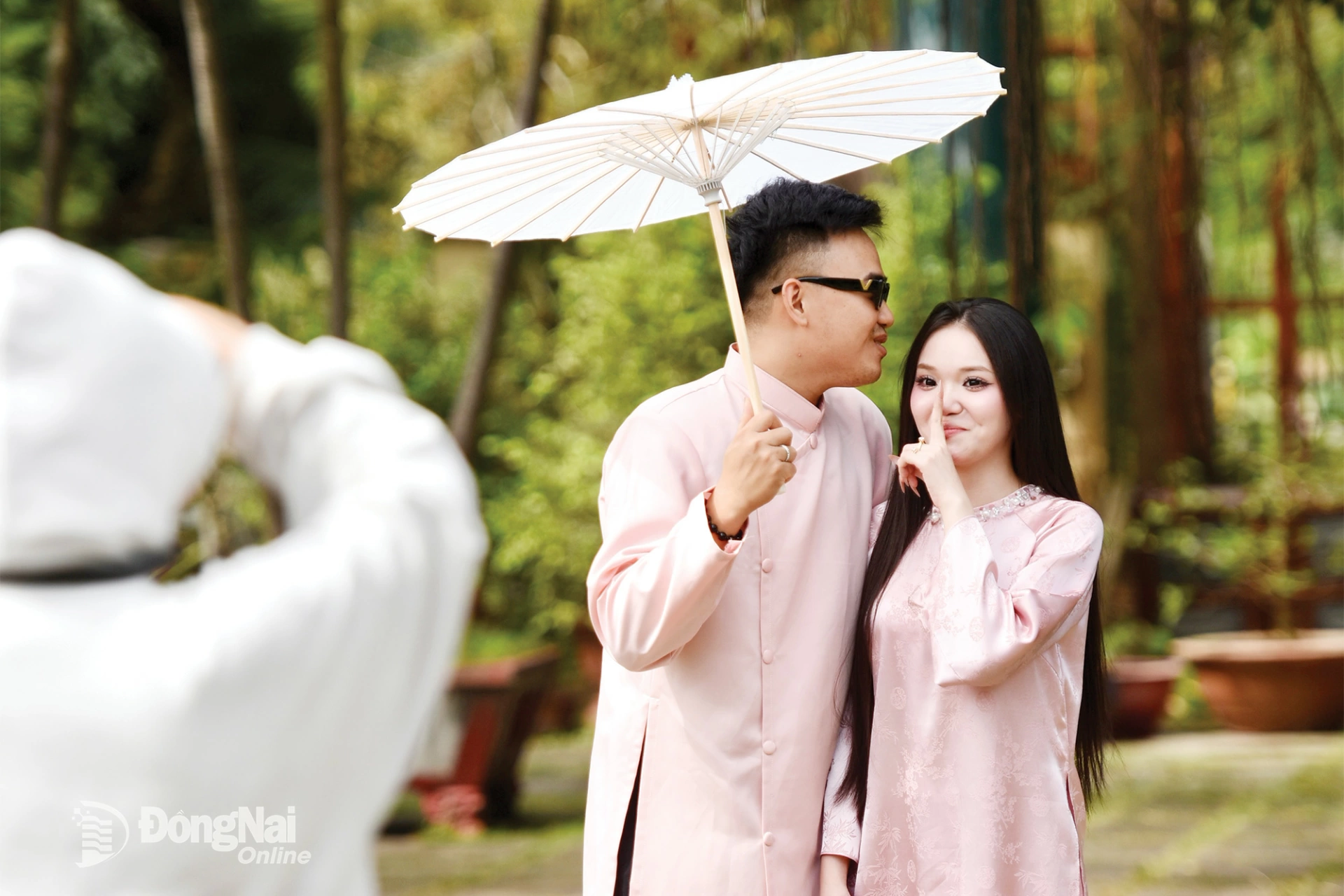 Đôi bạn trẻ trong trang phục áo dài truyền thống