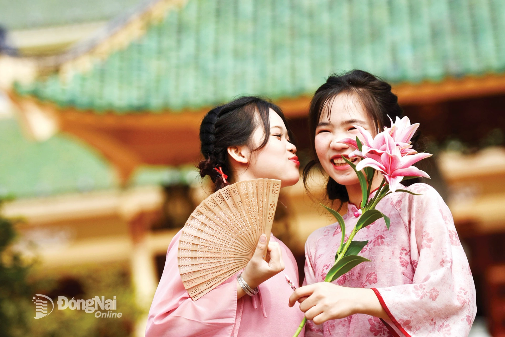 Nhóm bạn trẻ xem lại ảnh sau khi chụp