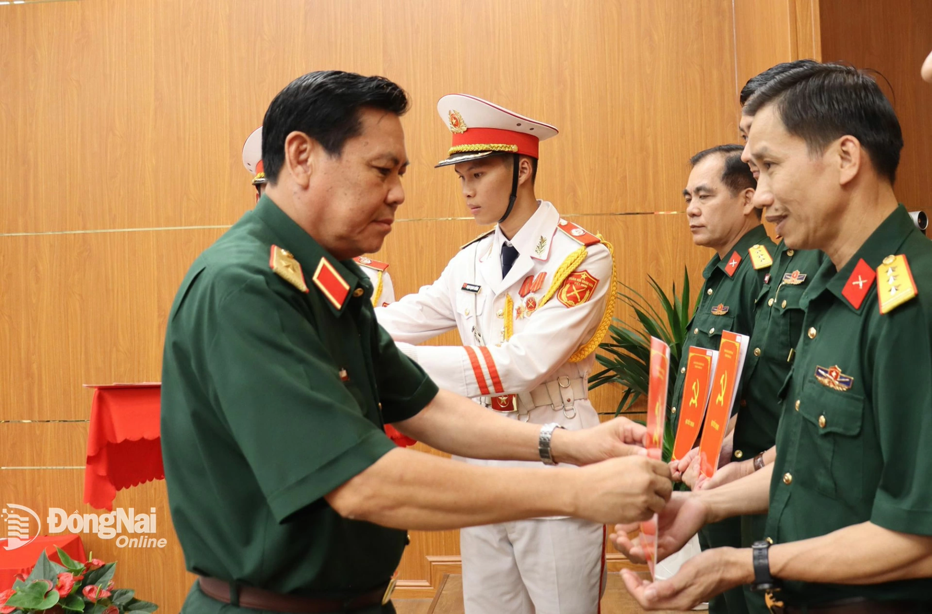 Thiếu tướng Đặng Văn Lẫm, Phó Tư lệnh Quân khu 7 trao quyết định bổ nhiệm sĩ quan chính quy giữ chức chỉ huy trưởng ban chỉ huy quân sự cấp xã, tỉnh Đồng Nai. Ảnh: Nguyệt Hà