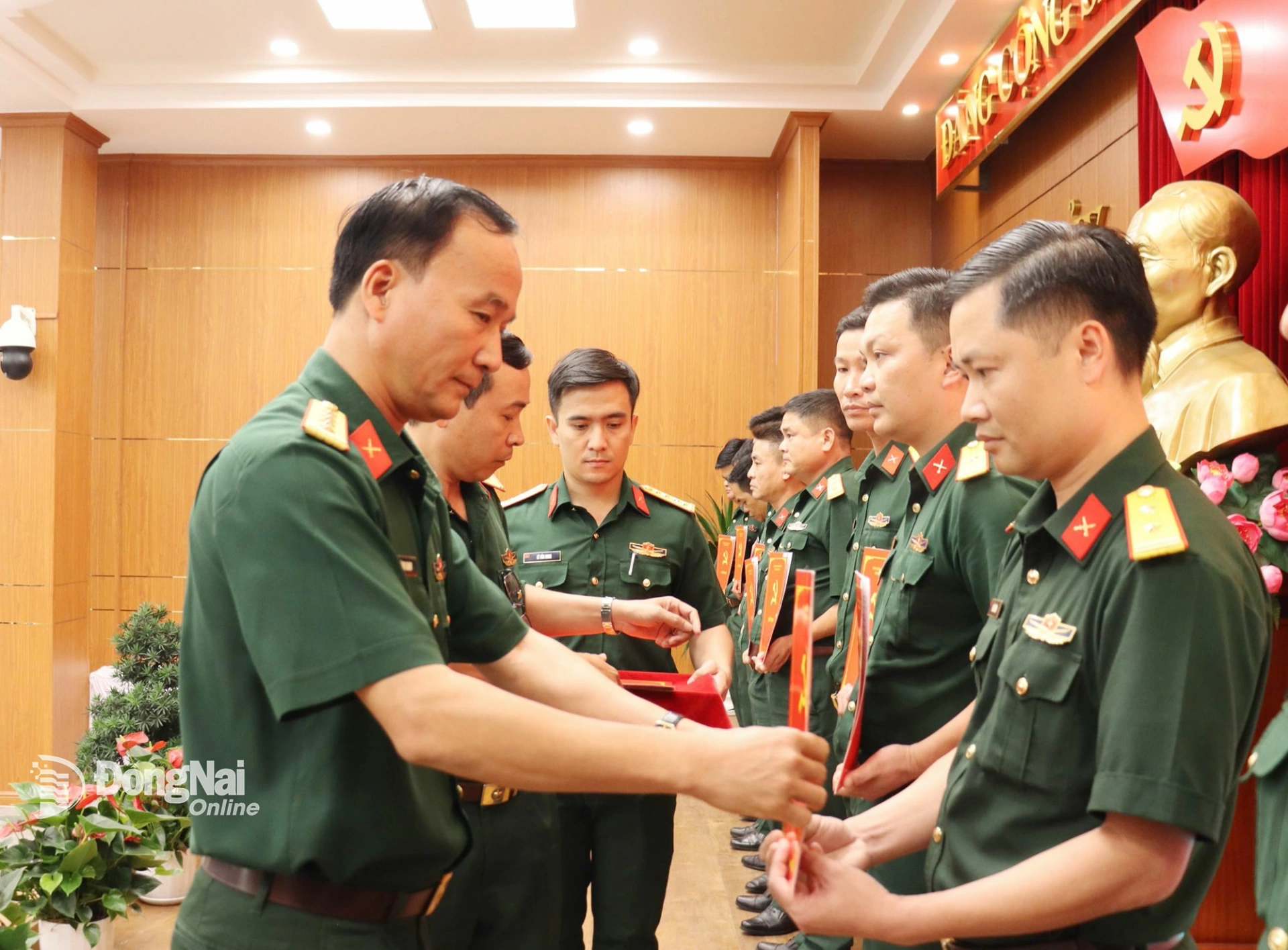 Đại tá Võ Thành Danh, Ủy viên Ban Thường vụ Tỉnh ủy, Chỉ huy trưởng Bộ Chỉ huy Quân sự tỉnh Đồng Nai trao quyết định cho sĩ quan chính quy giữ chức chỉ huy trưởng ban chỉ huy quân sự cấp xã. Ảnh: Nguyệt Hà