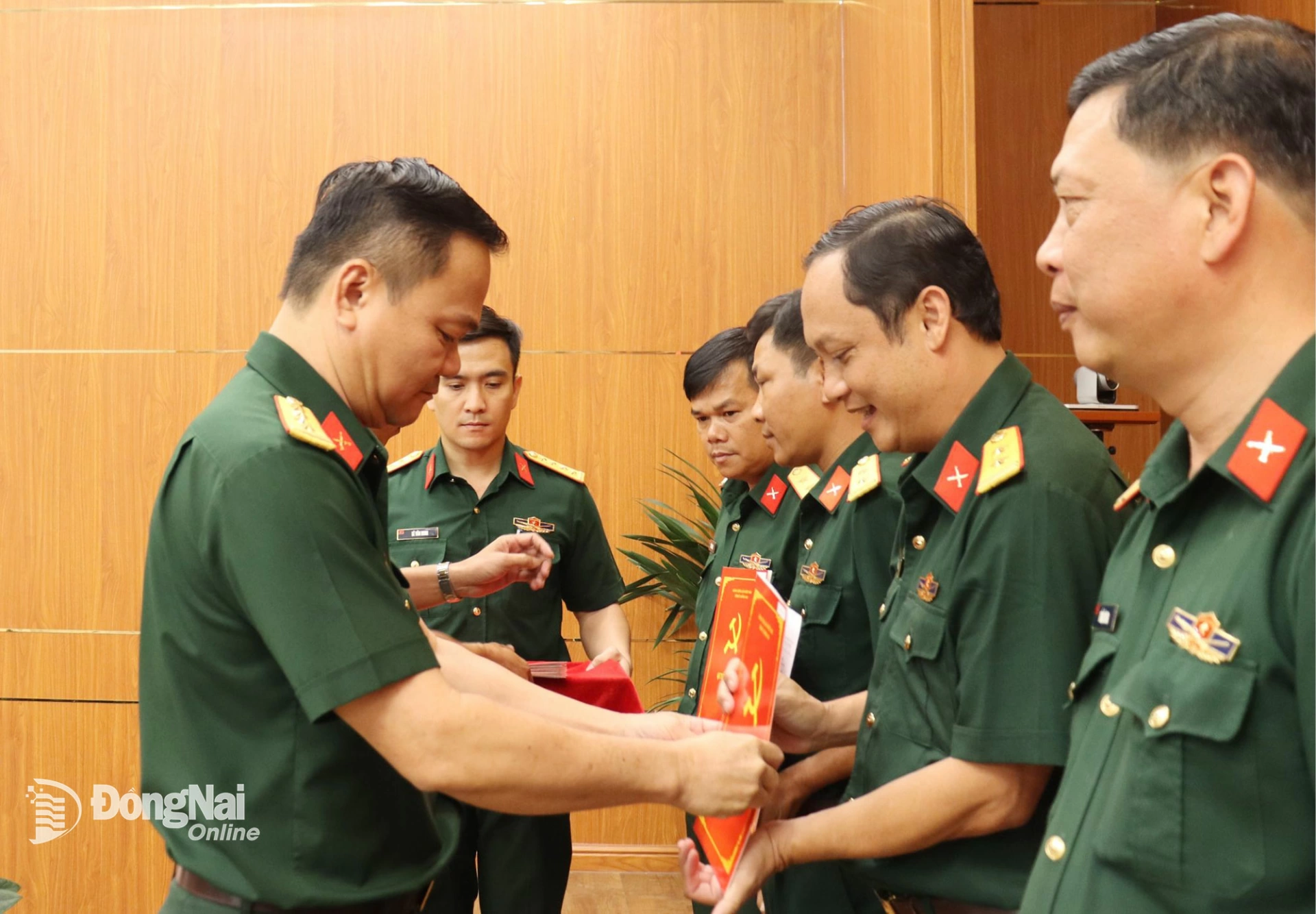 Đại tá Bùi Đăng Ninh, Tỉnh ủy viên, Phó Bí thư Thường trực Đảng ủy Quân sự tỉnh, Chính ủy Bộ Chỉ huy Quân sự tỉnh Đồng Nai trao quyết định cho sĩ quan chính quy giữ chức chỉ huy trưởng ban chỉ huy quân sự cấp xã. Ảnh: Nguyệt Hà