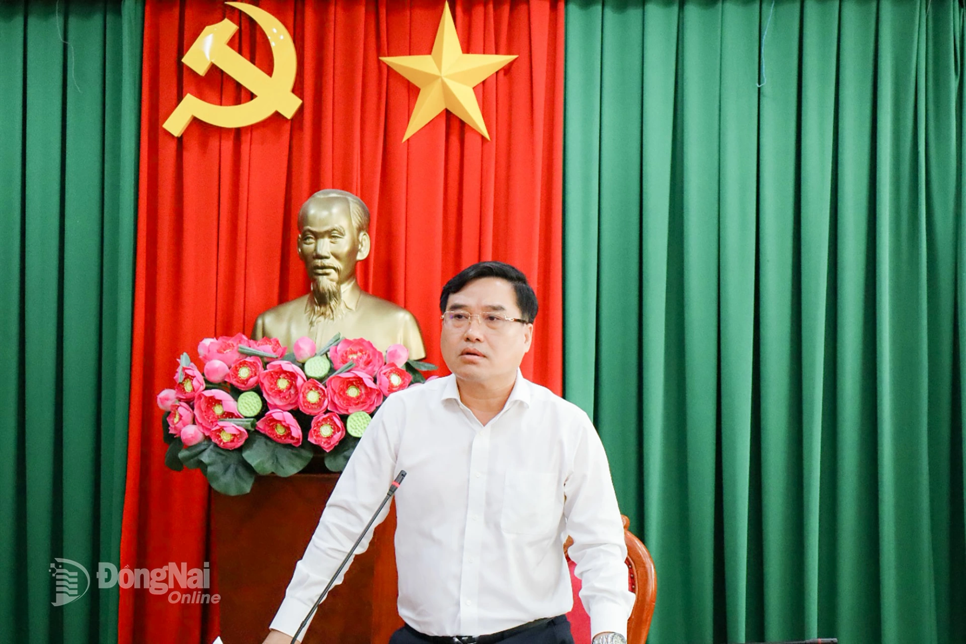 Ủy viên Ban Thường vụ Tỉnh ủy, Bí thư Đảng ủy, Chủ tịch HĐND phường Trấn Biên Hồ Văn Nam phát biểu tại buổi làm việc. Ảnh: Thùy Anh