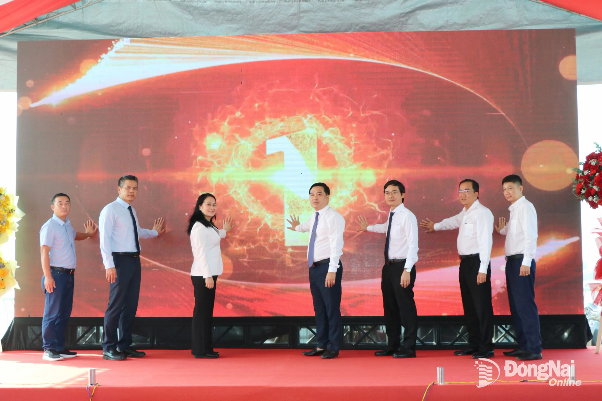 Các đại biểu thực hiện nghi thức thông xe kỹ thuật Dự án Đường ven sông Đồng Nai. Ảnh: Vương Thế