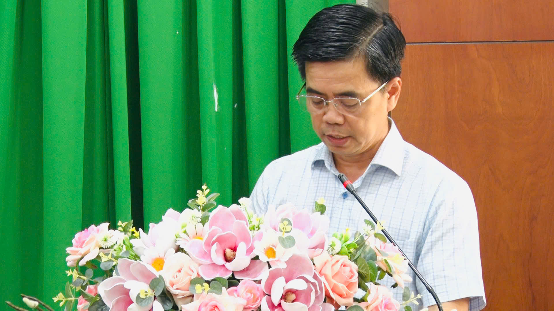 Chủ trì Hội nghị thông qua các tiêu chuẩn