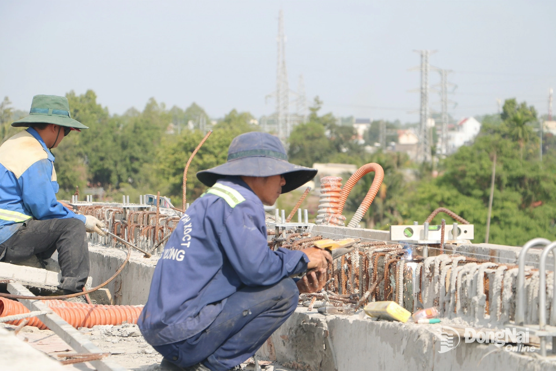 Công nhân thi công hoàn thiện công trình cầu Thống Nhất thuộc Dự án Đường trục trung tâm Biên Hòa