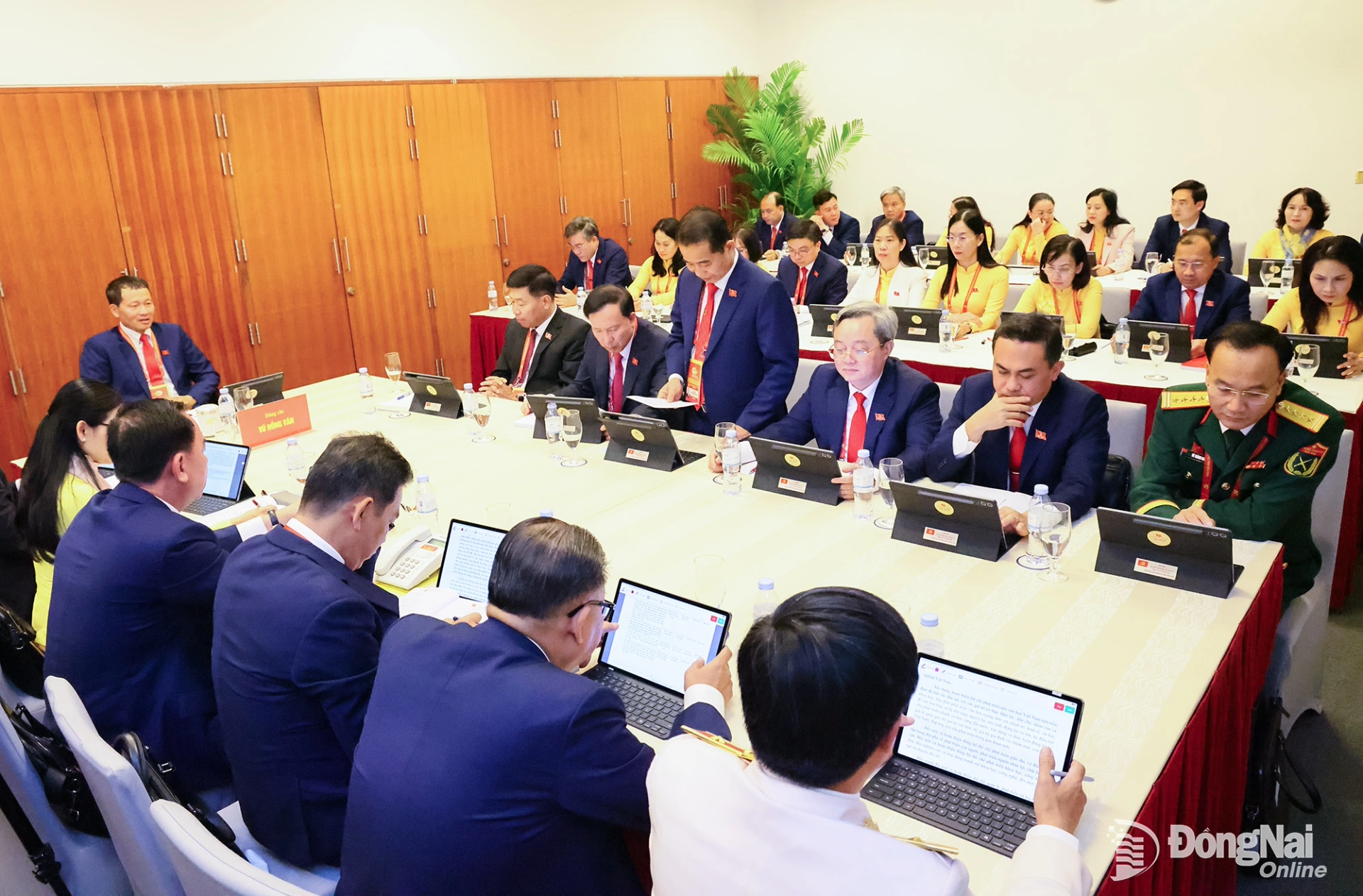 Đồng chí Thái Bảo, Phó Bí thư Tỉnh ủy, Trưởng ban Tổ chức Tỉnh ủy Đồng Nai đóng góp ý kiến tại phiên thảo luận. Ảnh: Công Nghĩa
