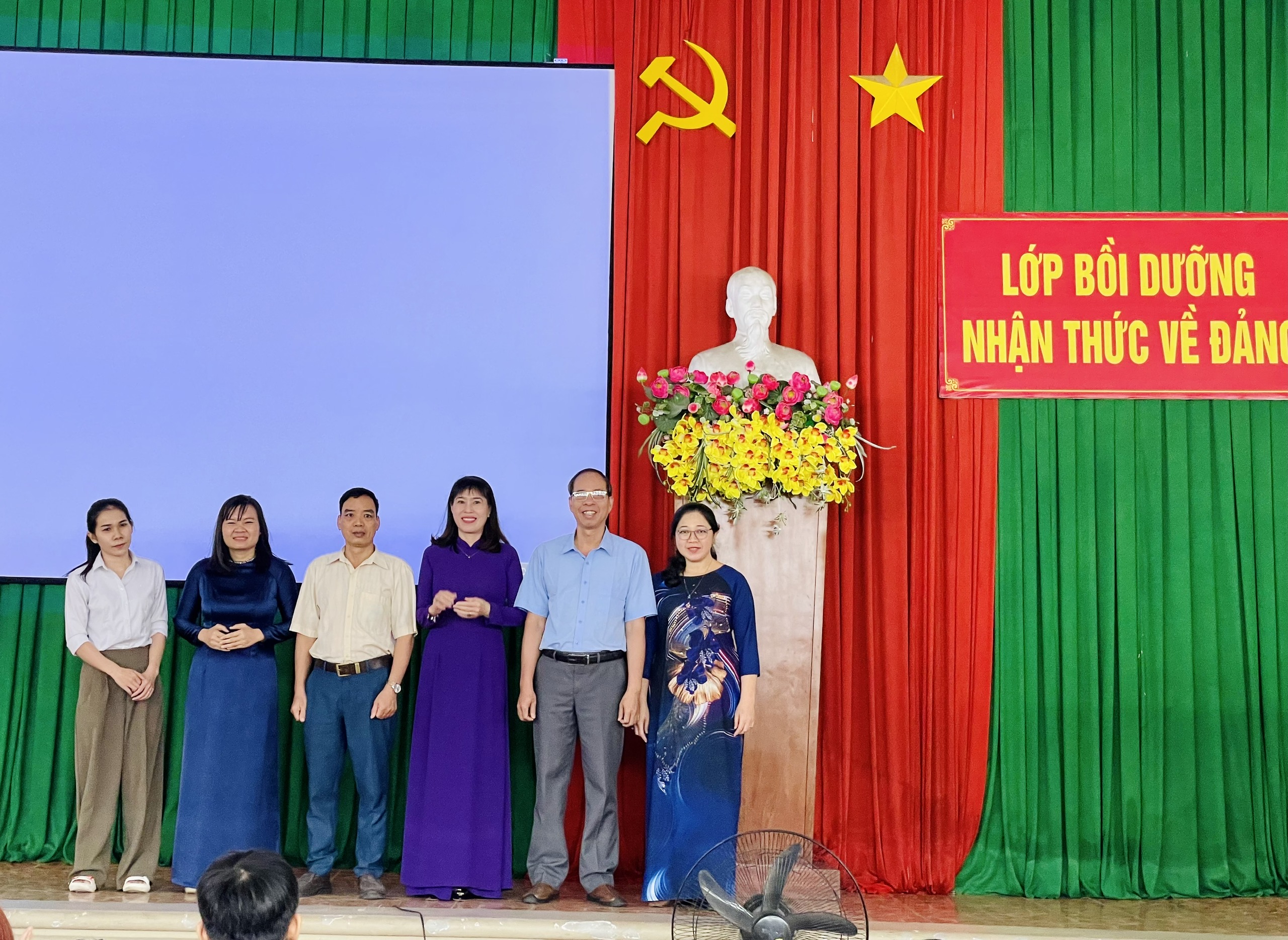 Ra mắt ban cán sự của lớp.