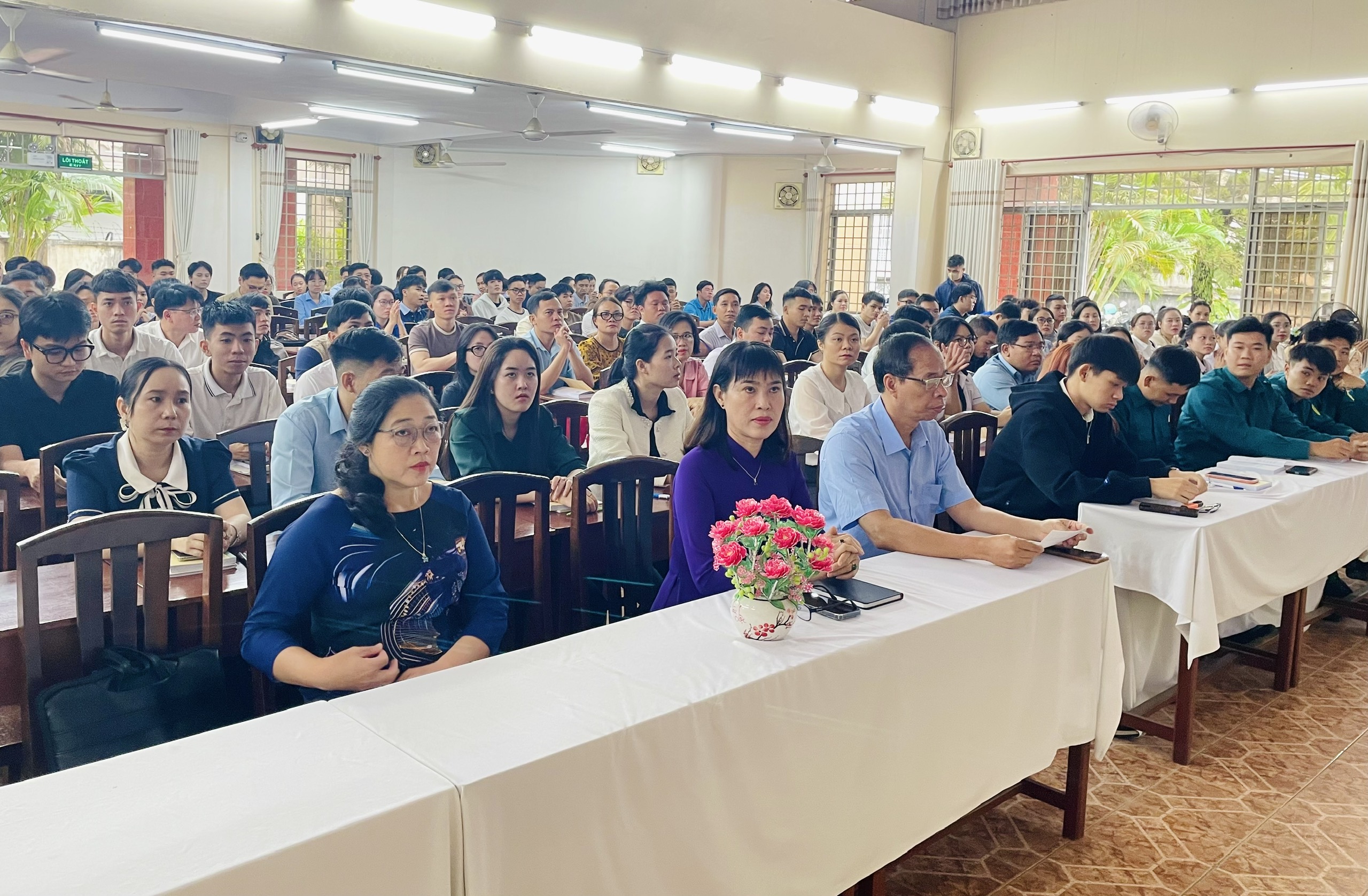 Đồng chí Phạm Thị Nguyệt Thu – Giám đốc và đồng chí Nguyễn Văn Hóa – Phó Giám đốc Trung tâm