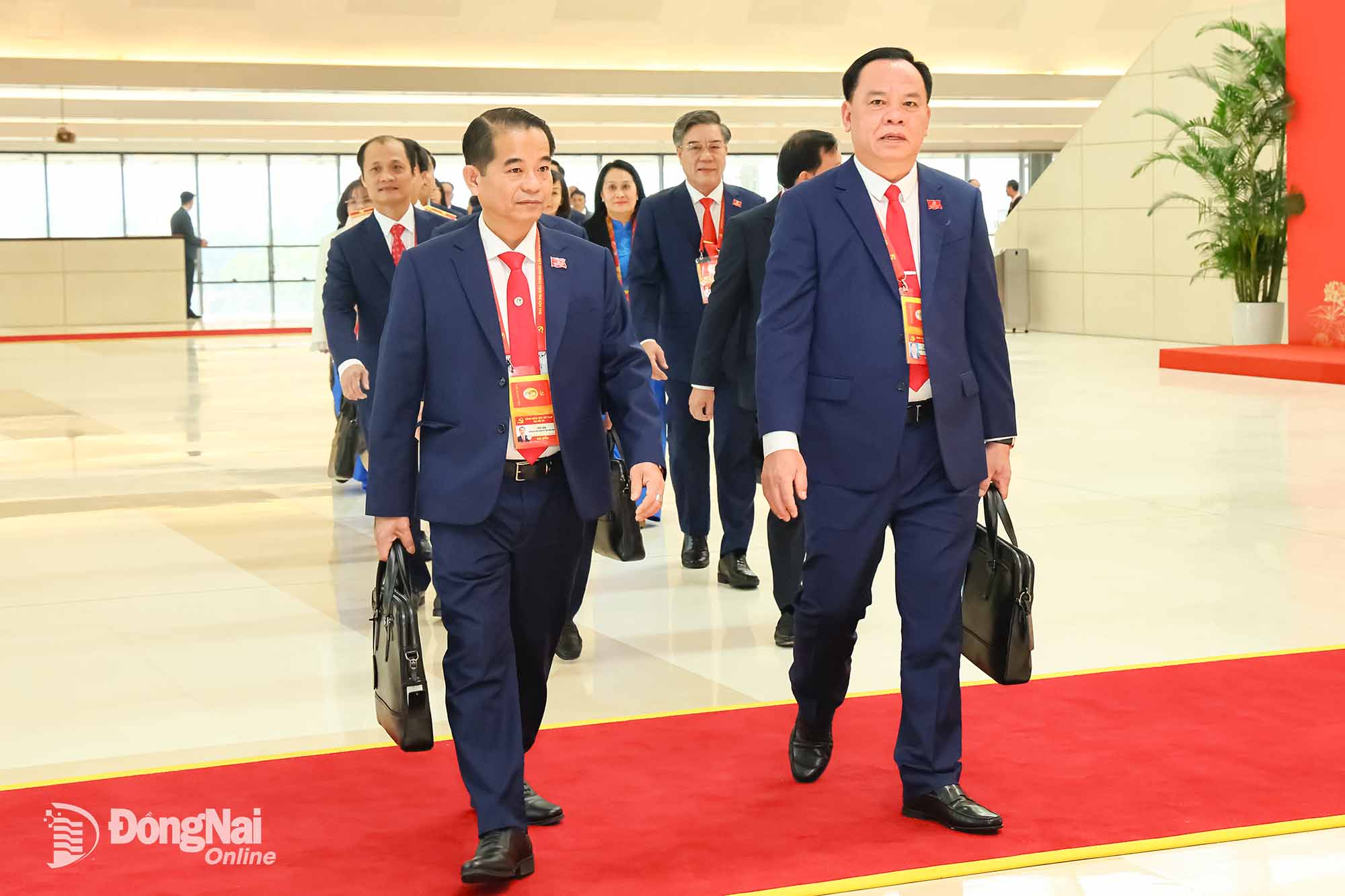Đoàn đại biểu Đảng bộ tỉnh Đồng Nai vào hội trường dự phiên bế mạc Đại hội XIV của Đảng. Ảnh: Công Nghĩa