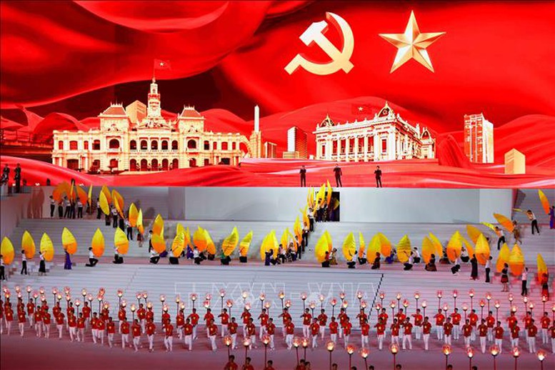 Chương trình “Dưới lá cờ vẻ vang của Đảng” là điểm nhấn đặc biệt, giàu ý nghĩa chính trị - văn hóa - nghệ thuật, thể hiện niềm tin son sắt của toàn Đảng, toàn dân, toàn quân đối với sự lãnh đạo của Đảng Cộng sản Việt Nam, quyết tâm đoàn kết một lòng thực hiện thắng lợi Nghị quyết Đại hội XIV. Ảnh: TTXVN