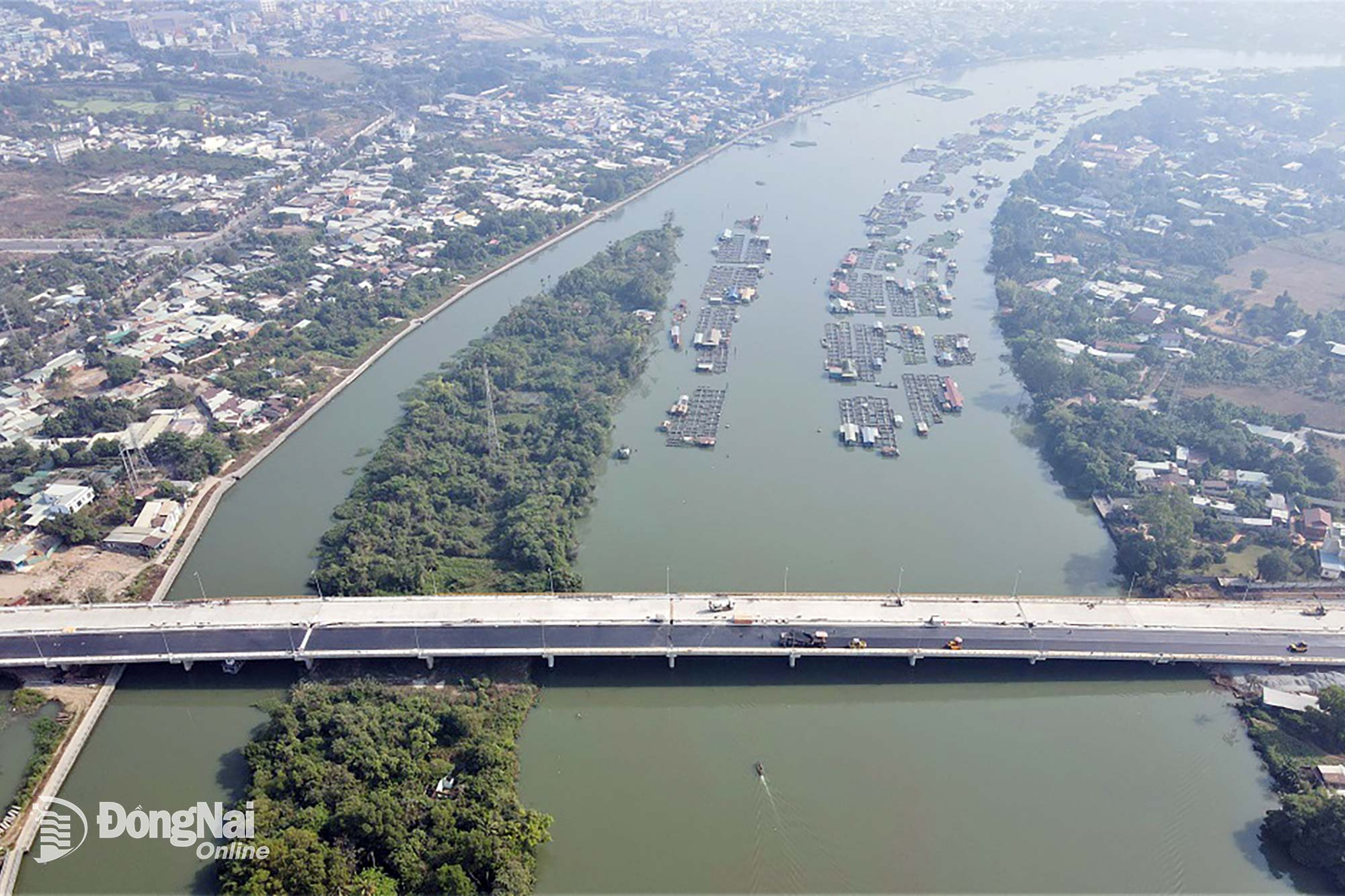 Theo kế hoạch, việc thi công thảm bê tông nhựa mặt cầu Thống Nhất sẽ hoàn thành vào ngày 31-1-2026, tiến tới thông xe kỹ thuật vào ngày 3-2-2026. Ảnh: Phạm Tùng