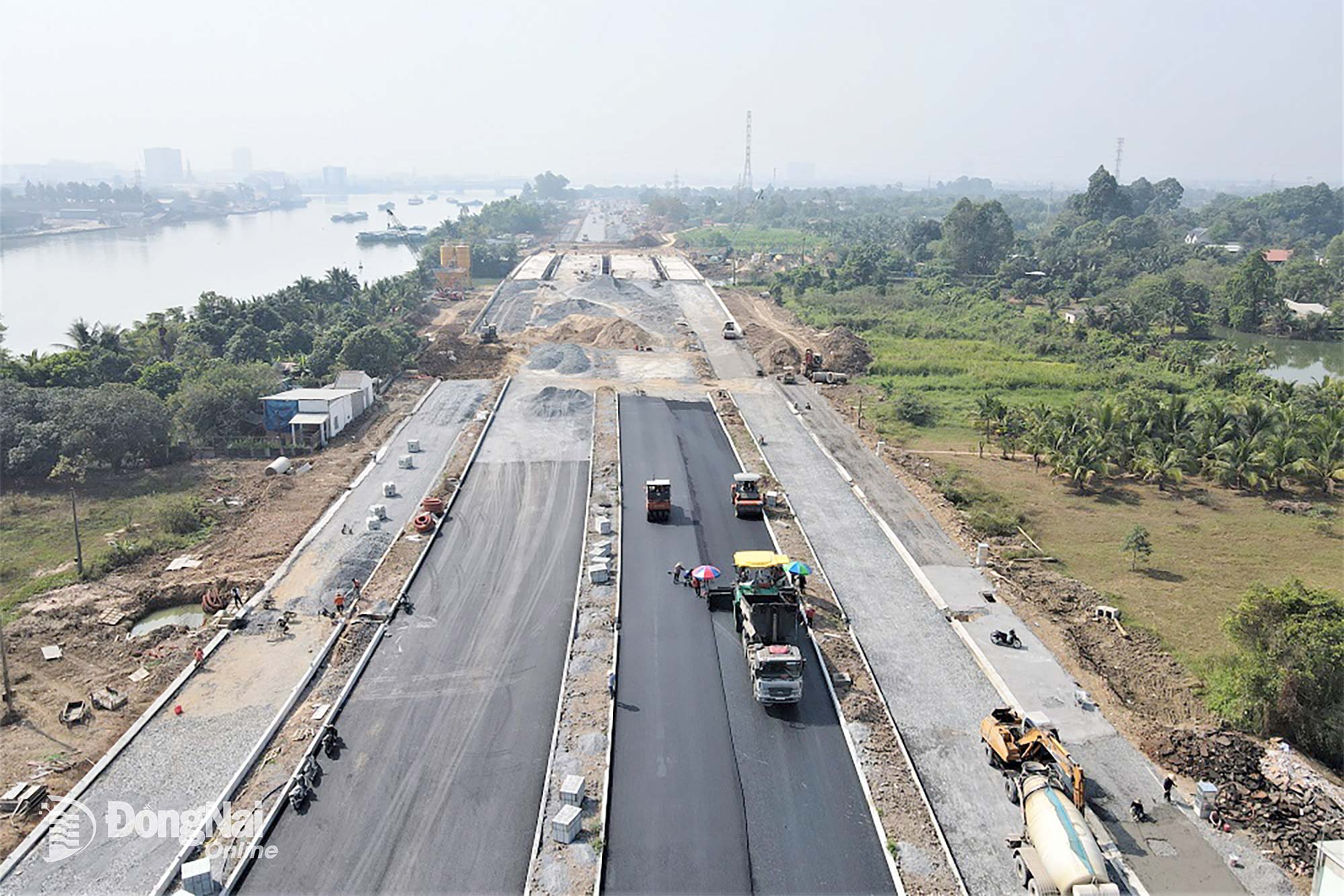 Theo yêu cầu của UBND tỉnh, toàn bộ tuyến đường trục trung tâm Biên Hòa phải hoàn thành thông xe kỹ thuật trước Tết Nguyên đán 2026. Ảnh: Phạm Tùng
