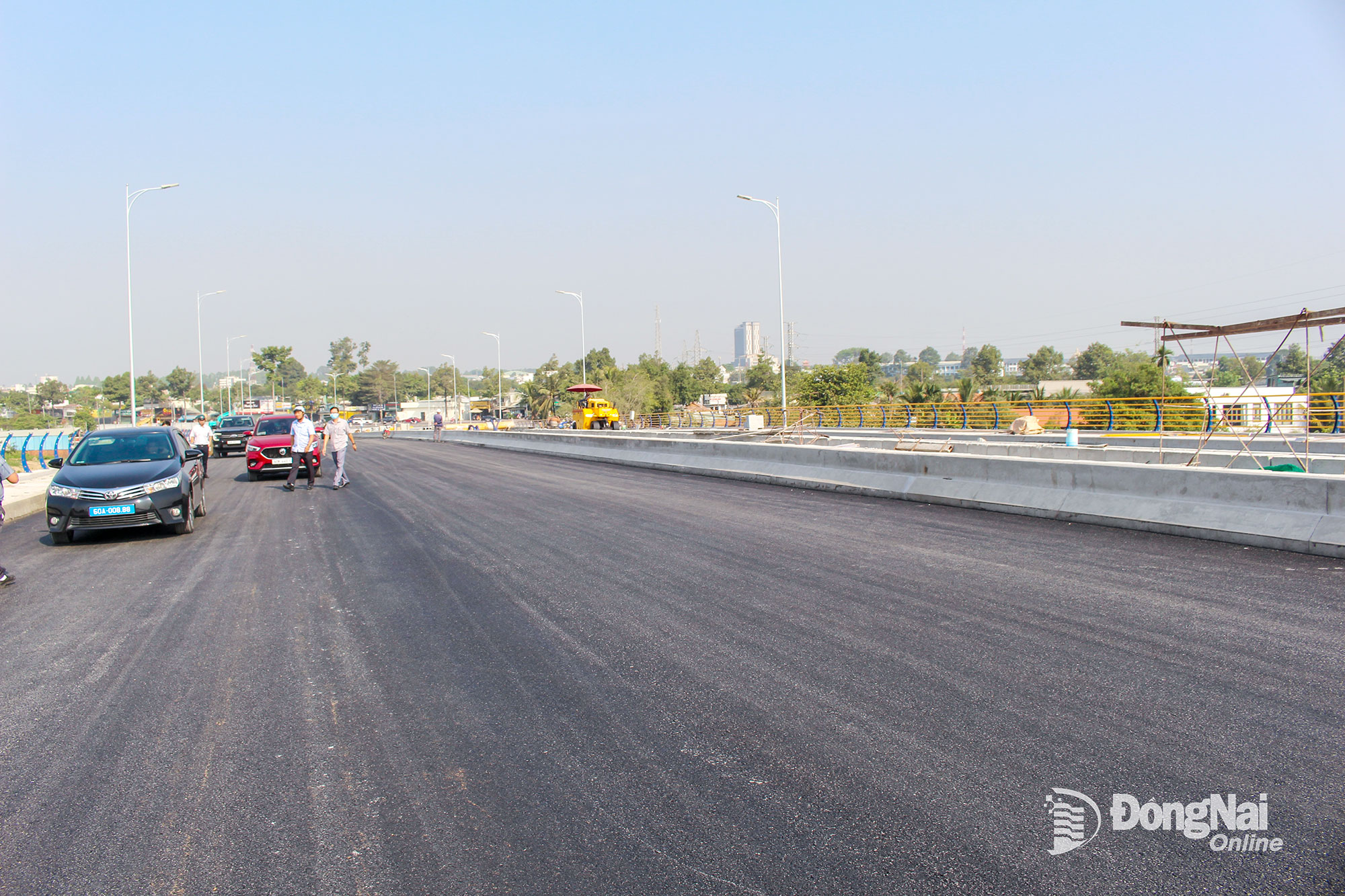 Cầu Thống Nhất đã cơ bản thảm nhựa xong, sẵn sàng cho ngày thông xe kỹ thuật. Ảnh: Khắc Thiết