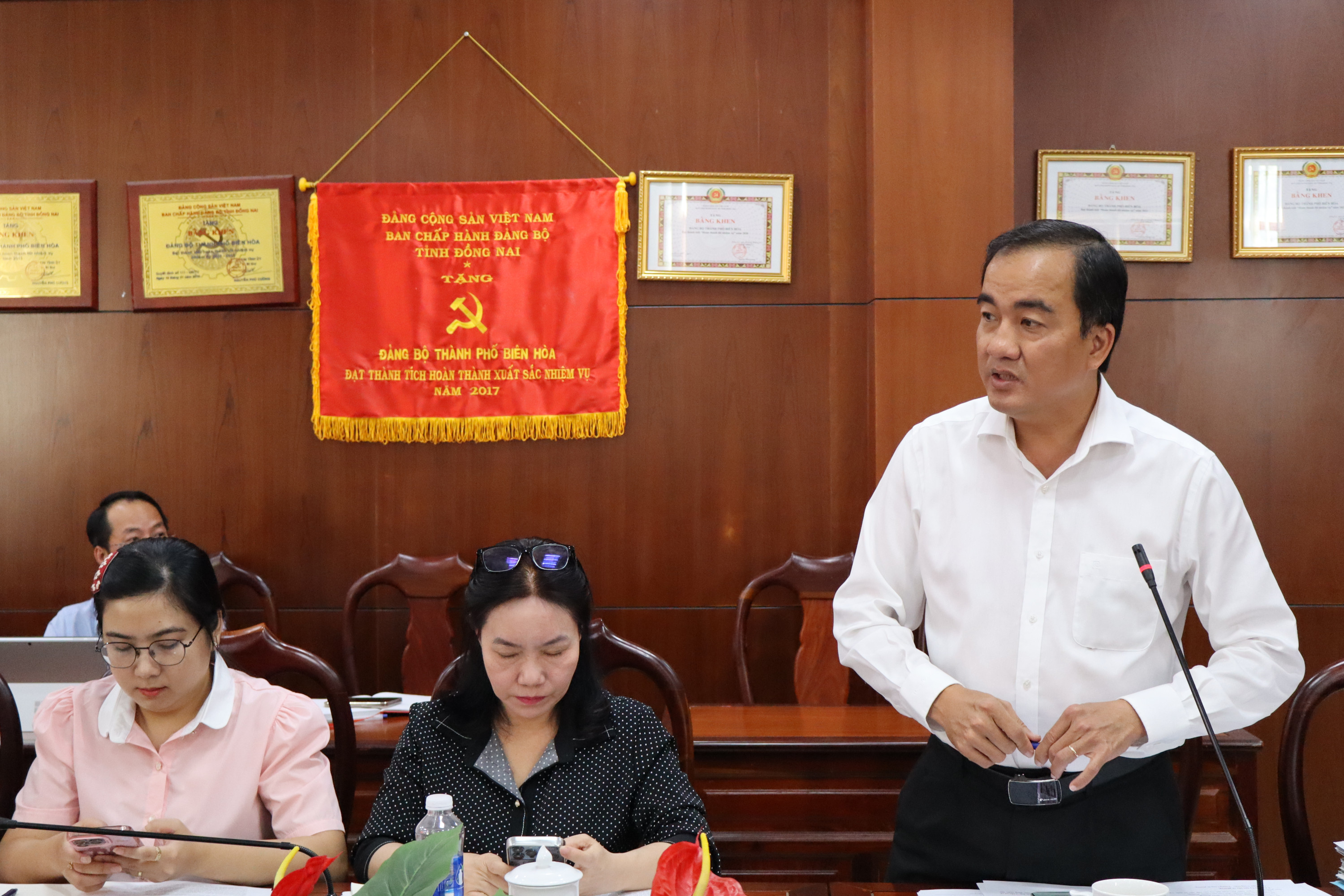 Phó Bí thư Đảng ủy, Chủ tịch UBND phường Trấn Biên Nguyễn Duy Tân trao đổi tại buổi làm việc